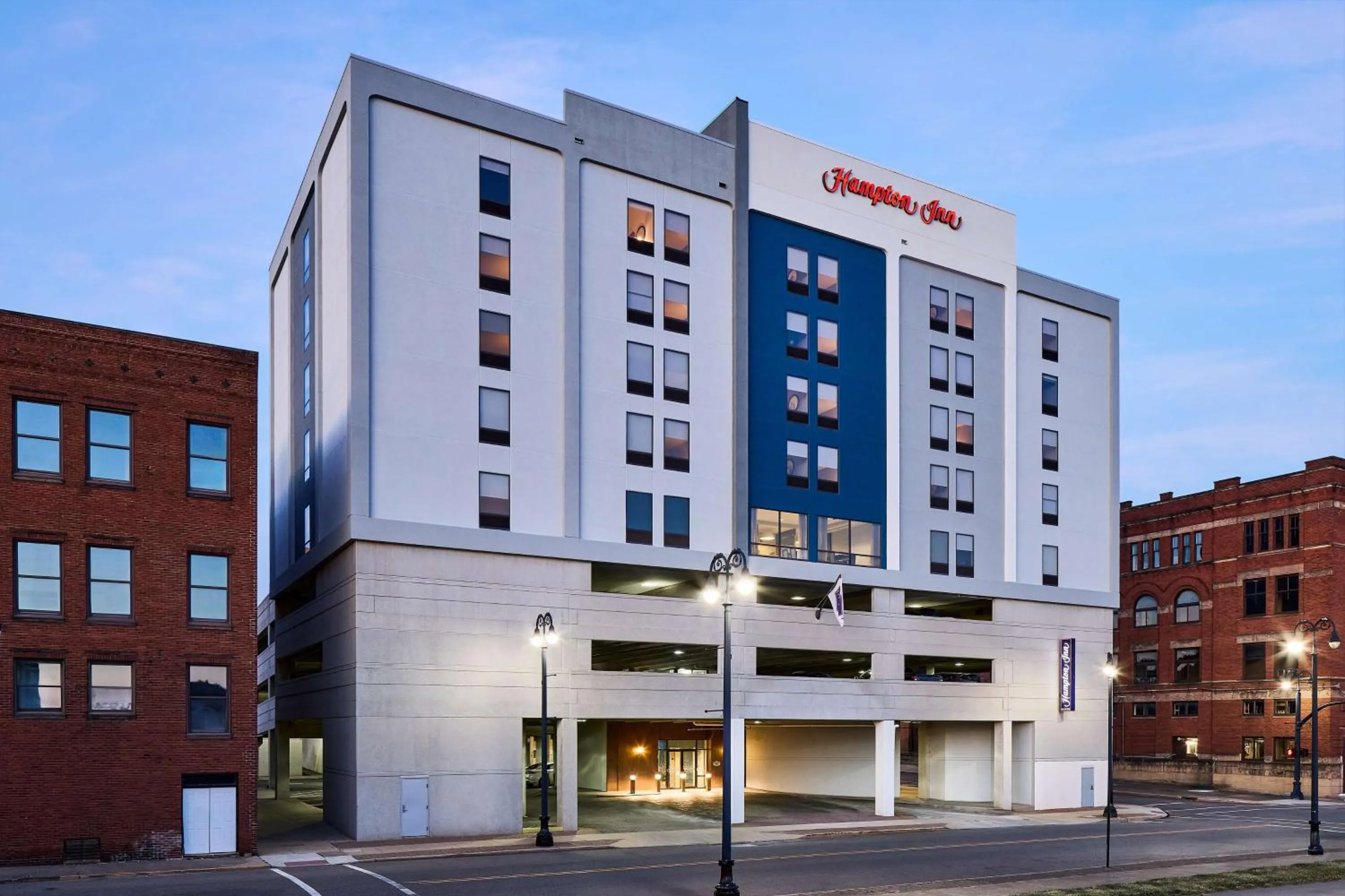 Property building in Hampton Inn Massillon