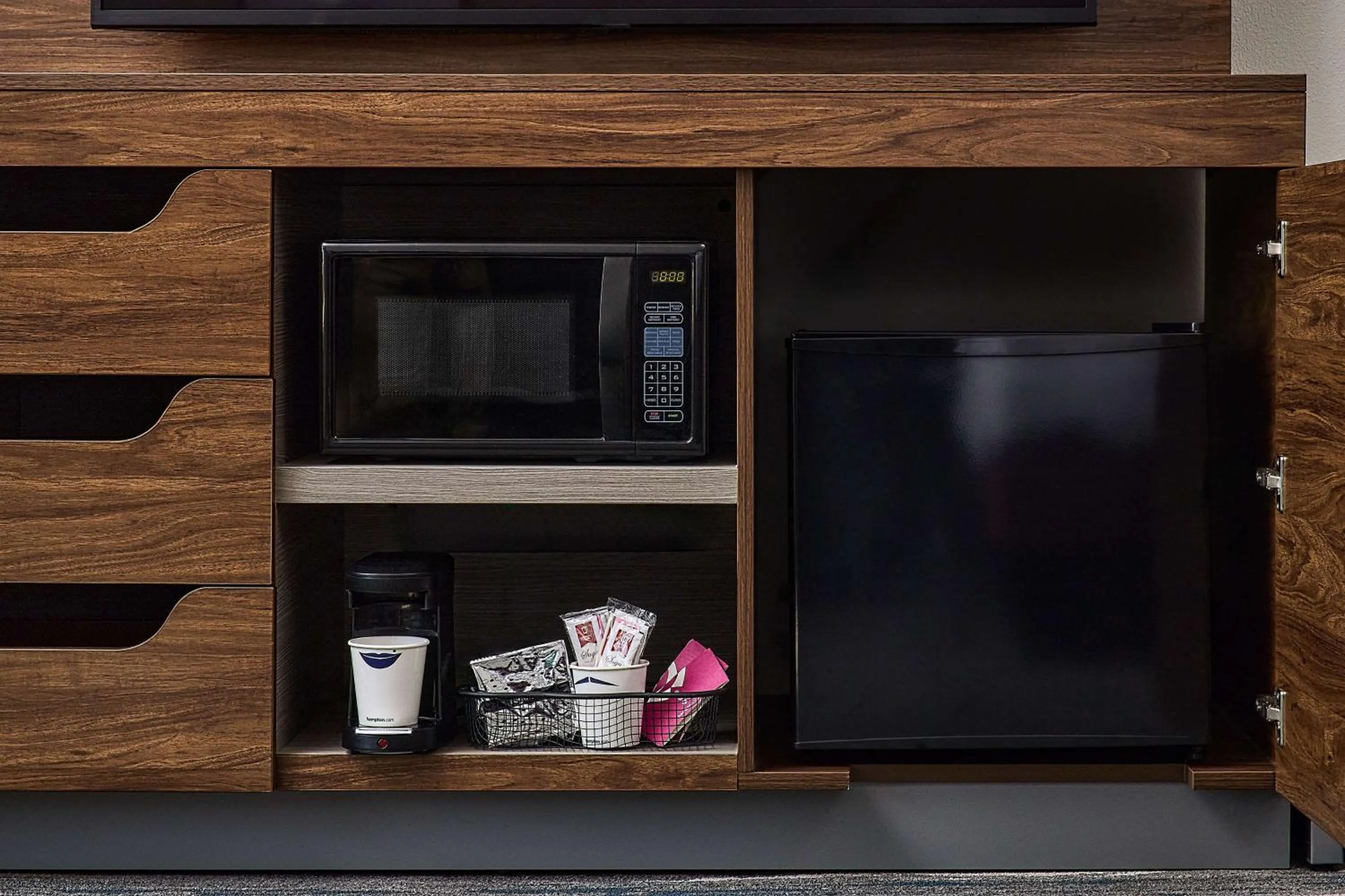 Bedroom in Hampton Inn Massillon