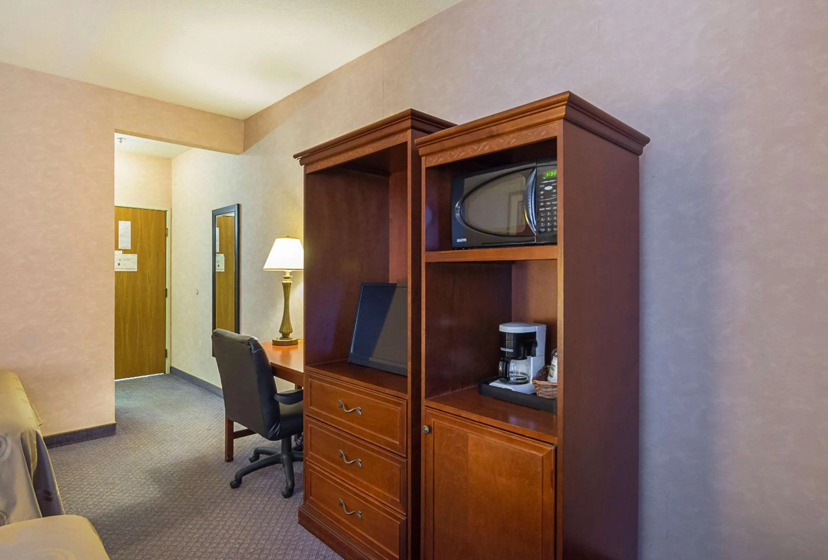 Photo of the whole room in Quality Inn Fresno Yosemite Airport