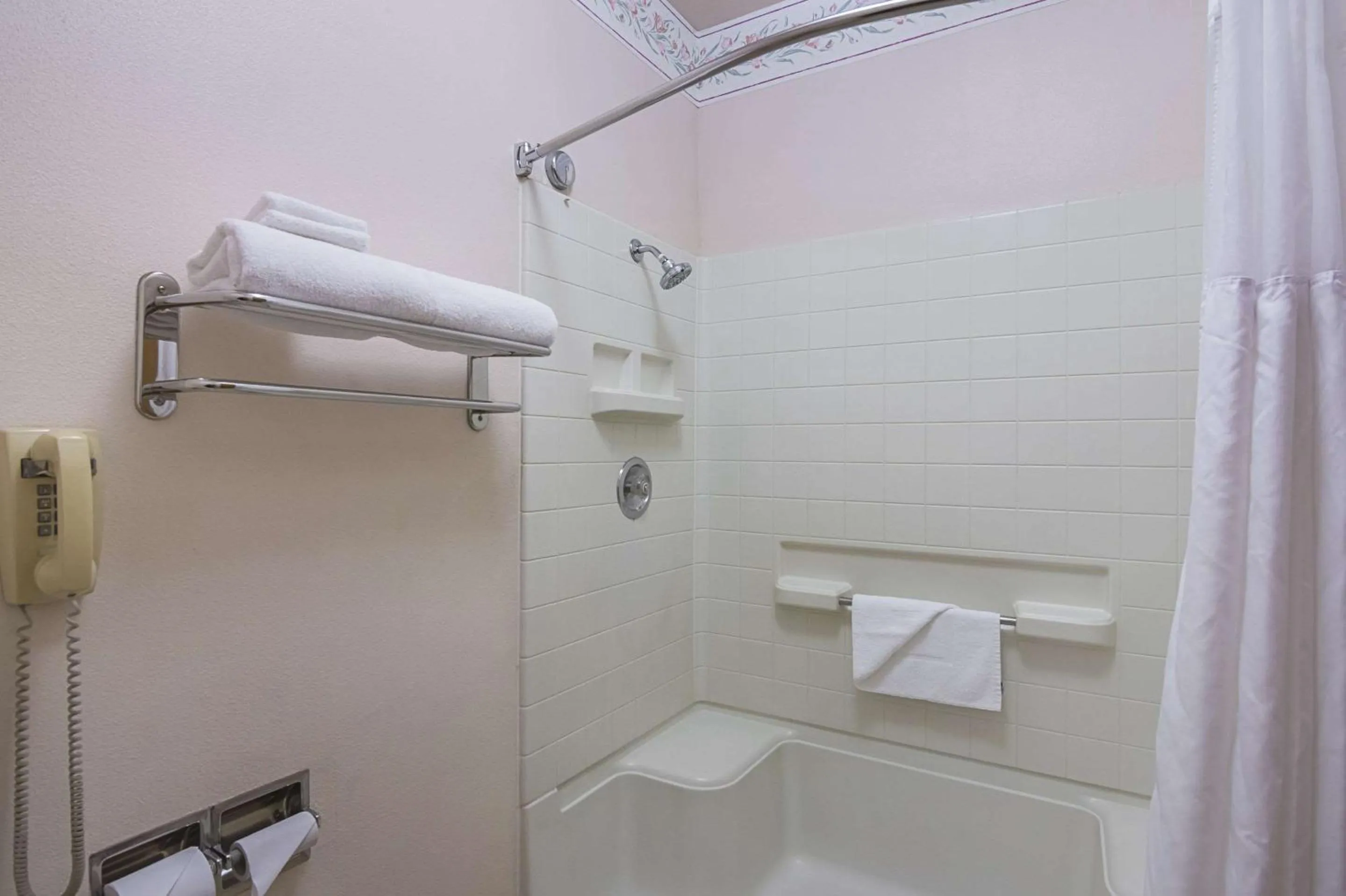 Bathroom in Quality Inn Fresno Yosemite Airport