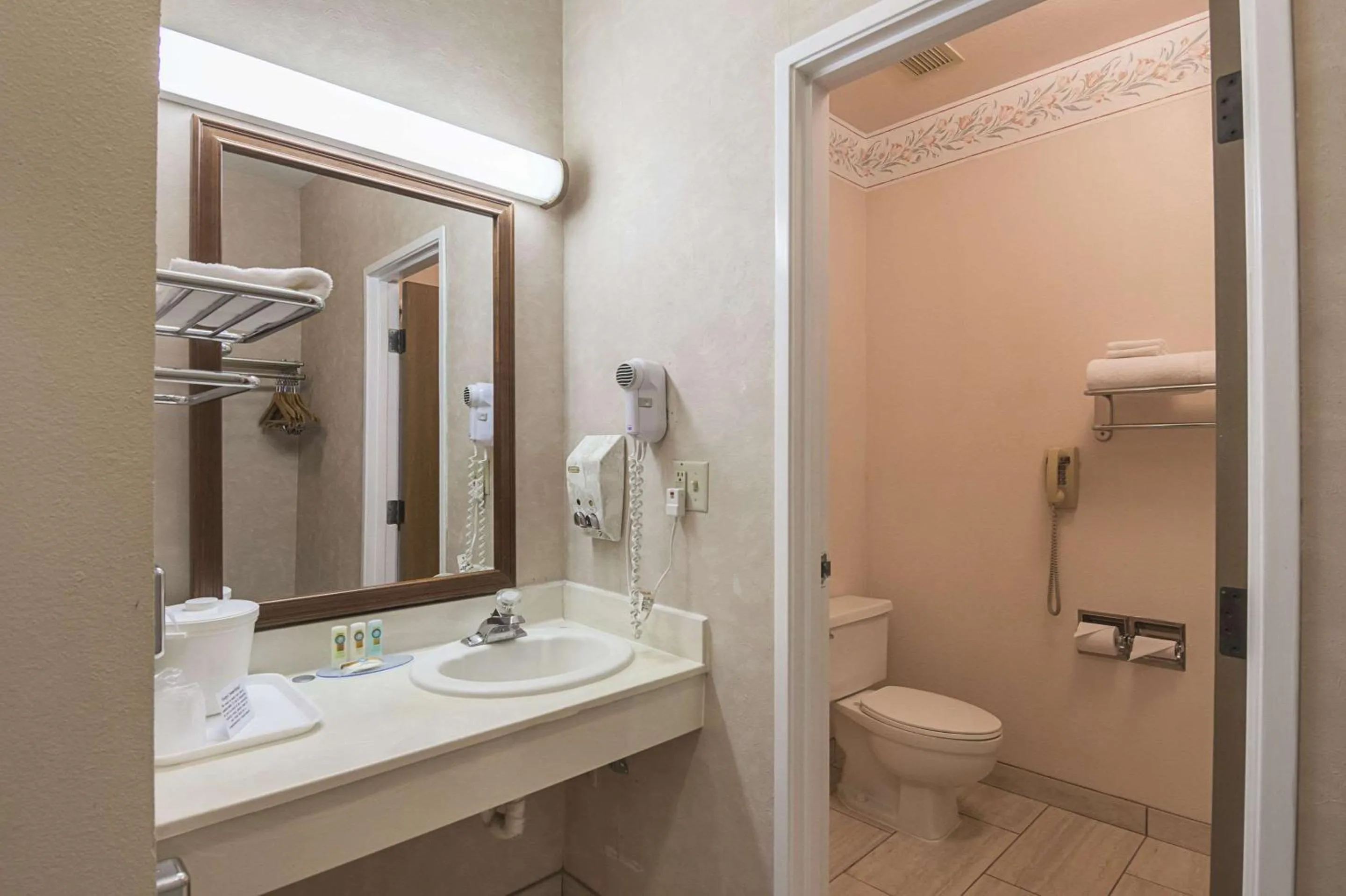 Bathroom in Quality Inn Fresno Yosemite Airport