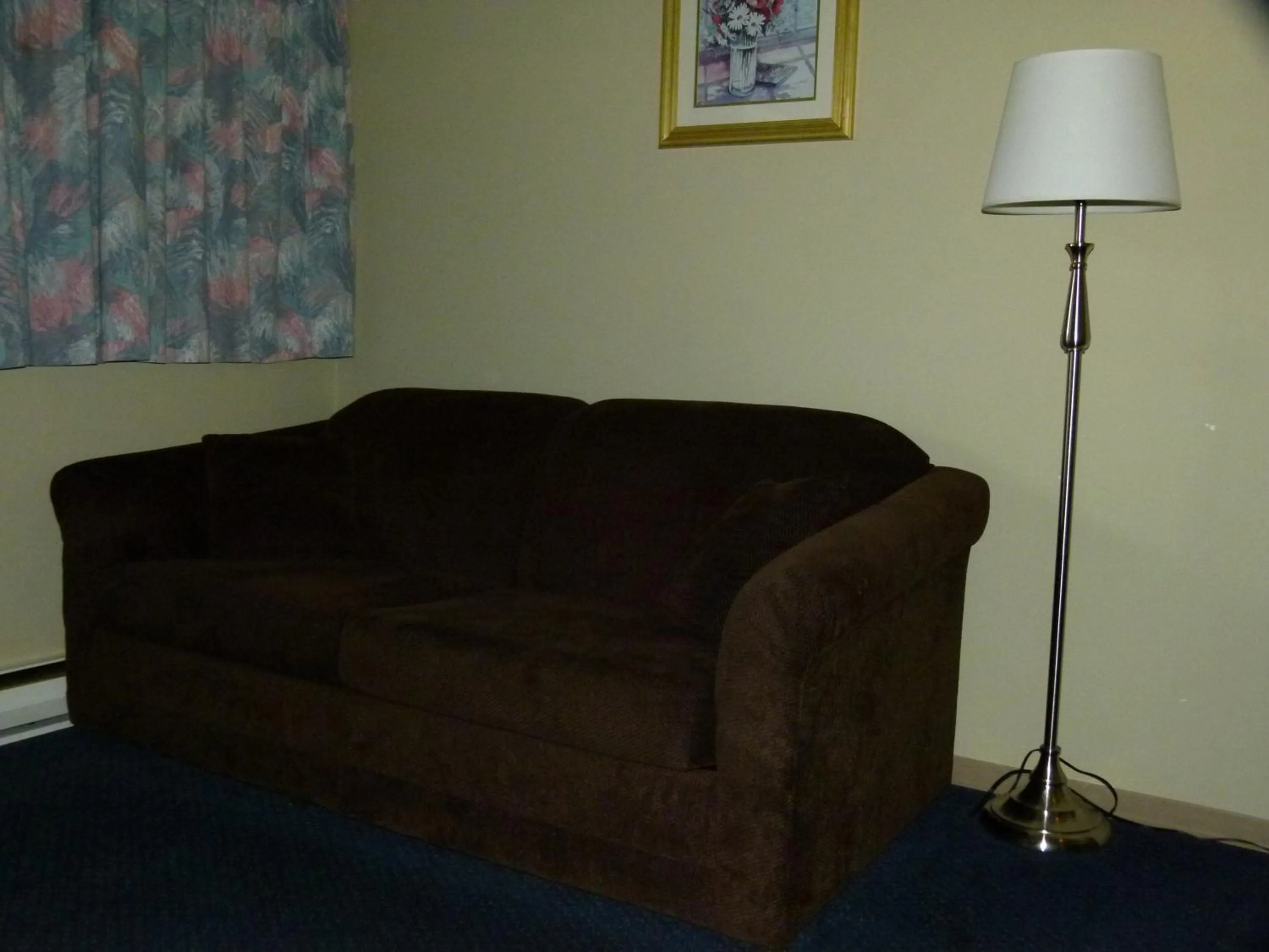 Living room in Schell Motel