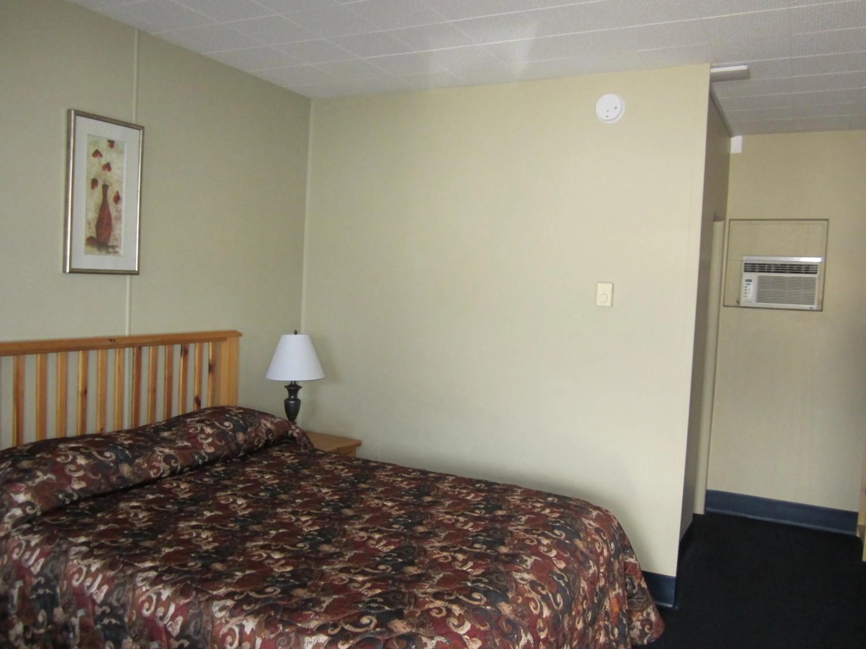 Bedroom, Bed in Schell Motel