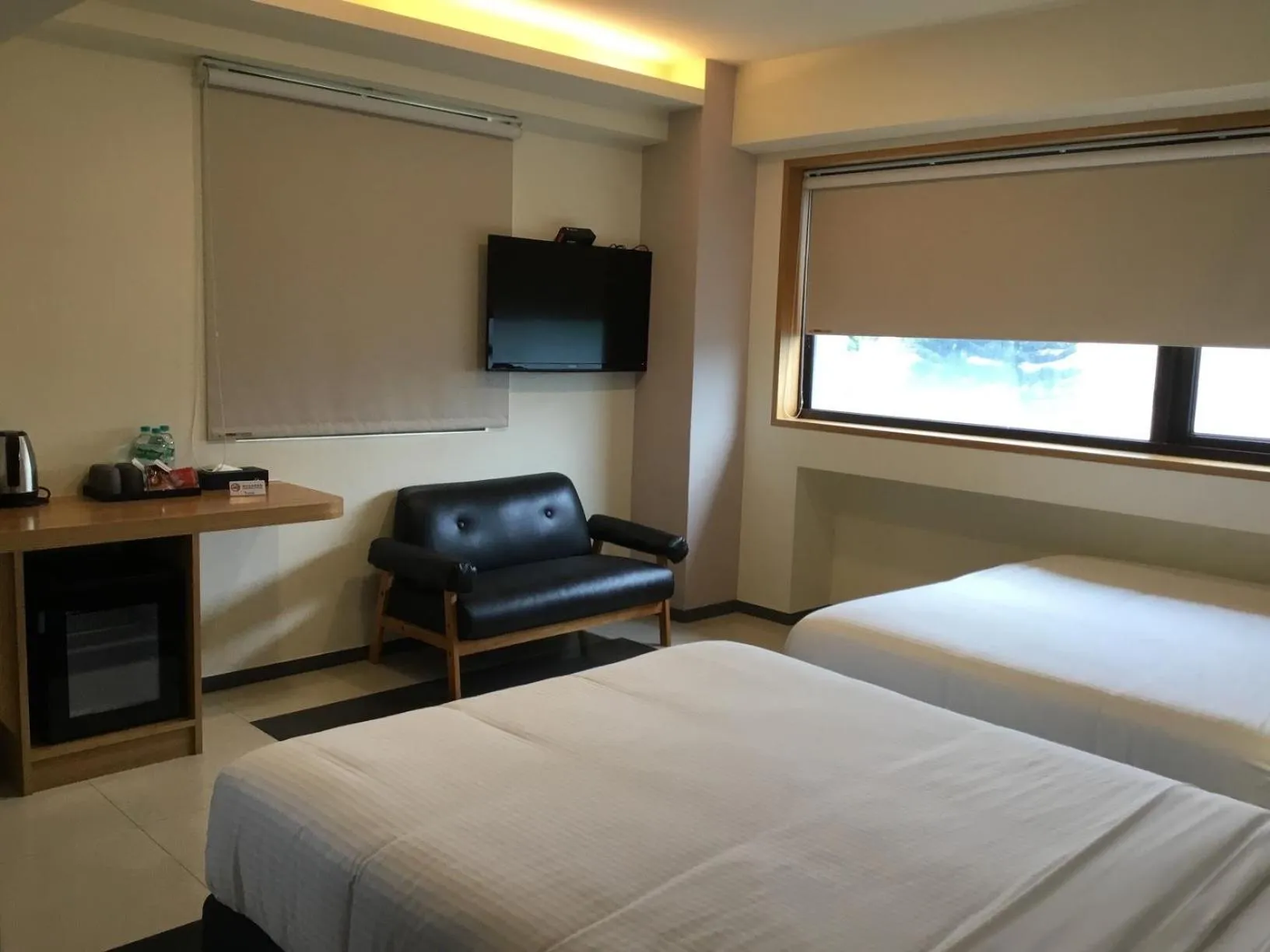 Communal lounge/ TV room, Bed in Fu Kuang Hotel