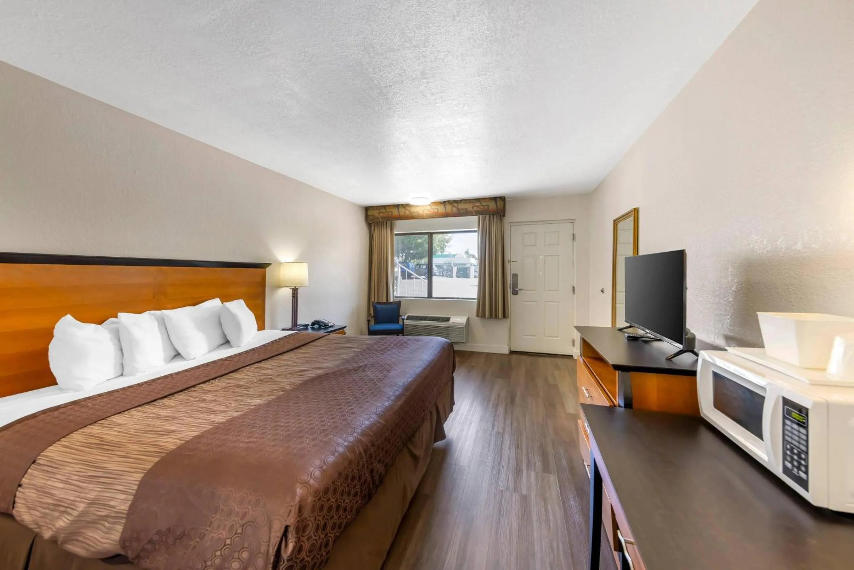 Bedroom, Bed in Rodeway Inn at Nevada State Capitol