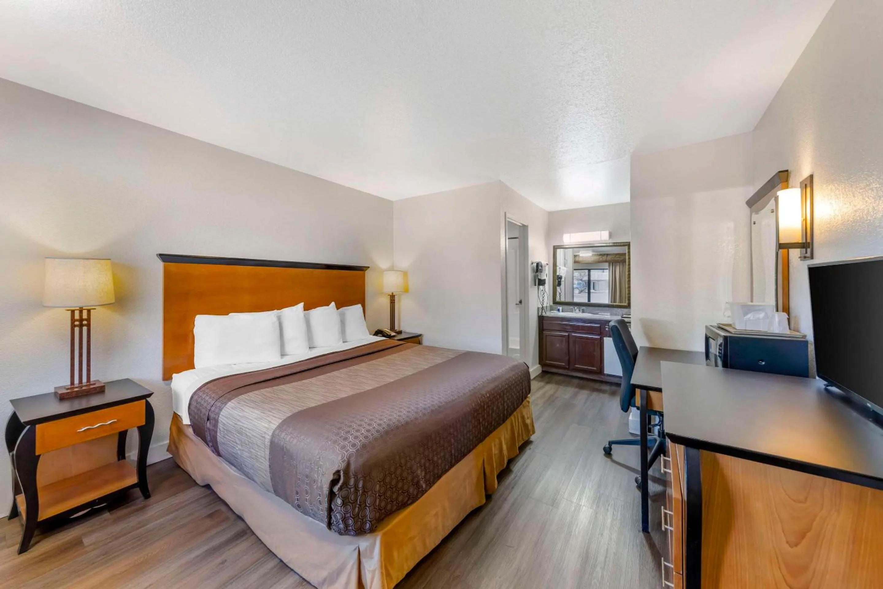 Bedroom, Bed in Rodeway Inn at Nevada State Capitol