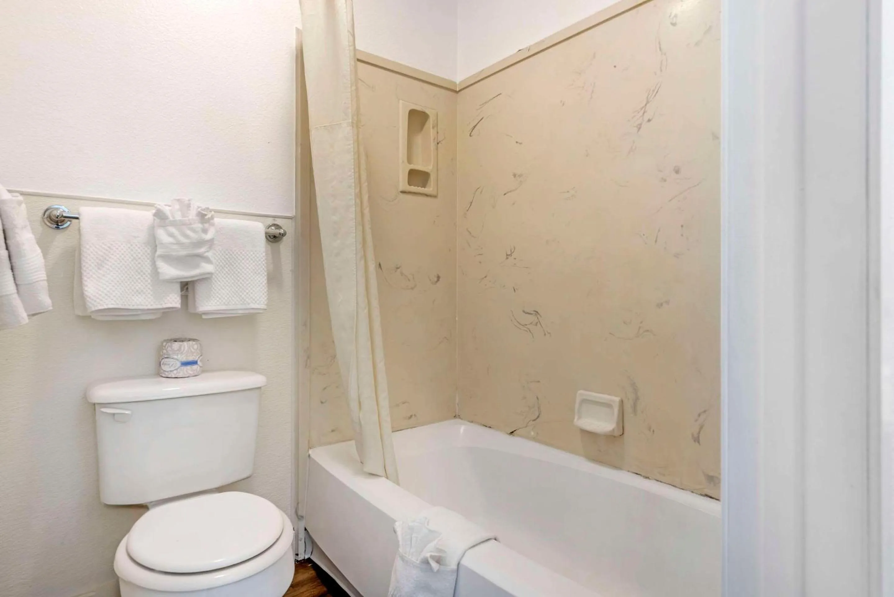 Bedroom in Rodeway Inn at Nevada State Capitol