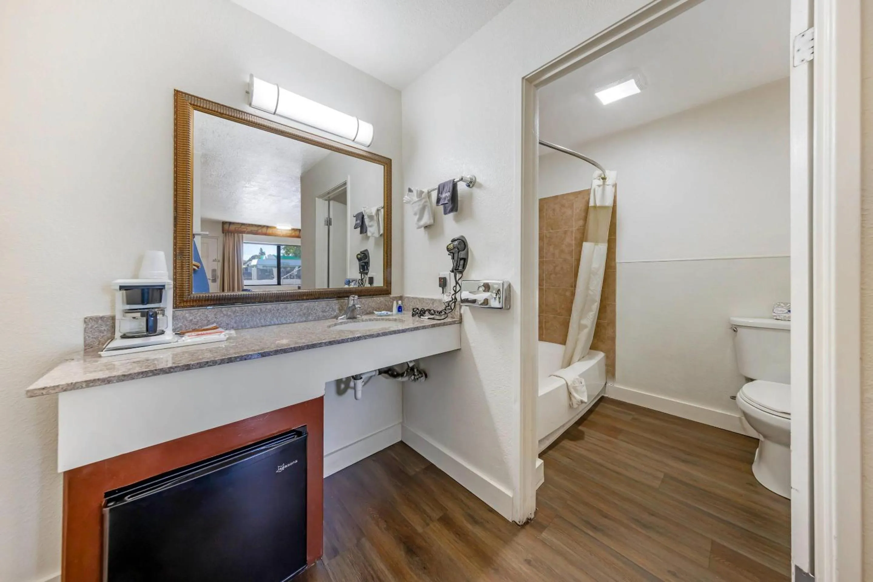 Bedroom in Rodeway Inn at Nevada State Capitol