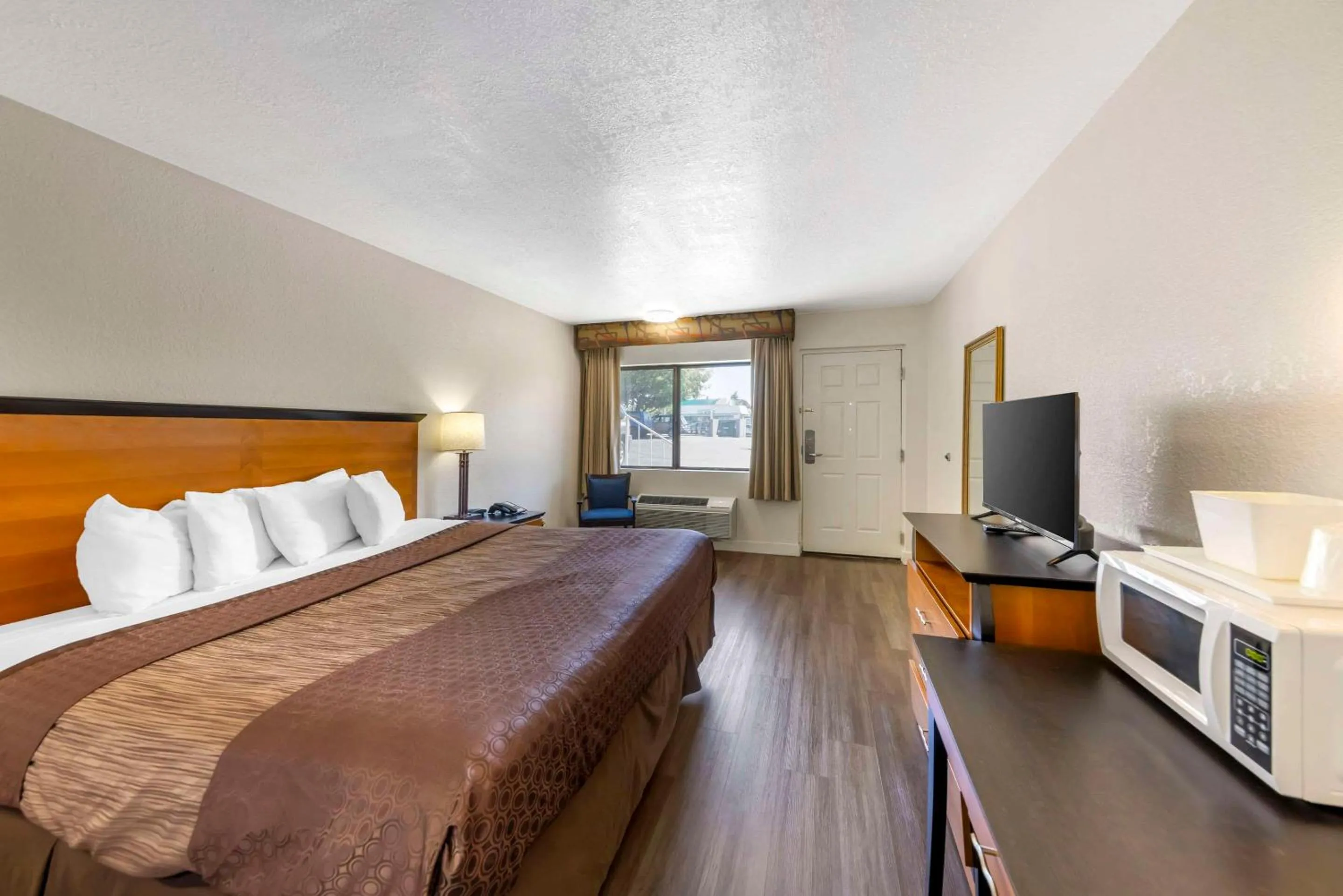 Bedroom, Bed in Rodeway Inn at Nevada State Capitol
