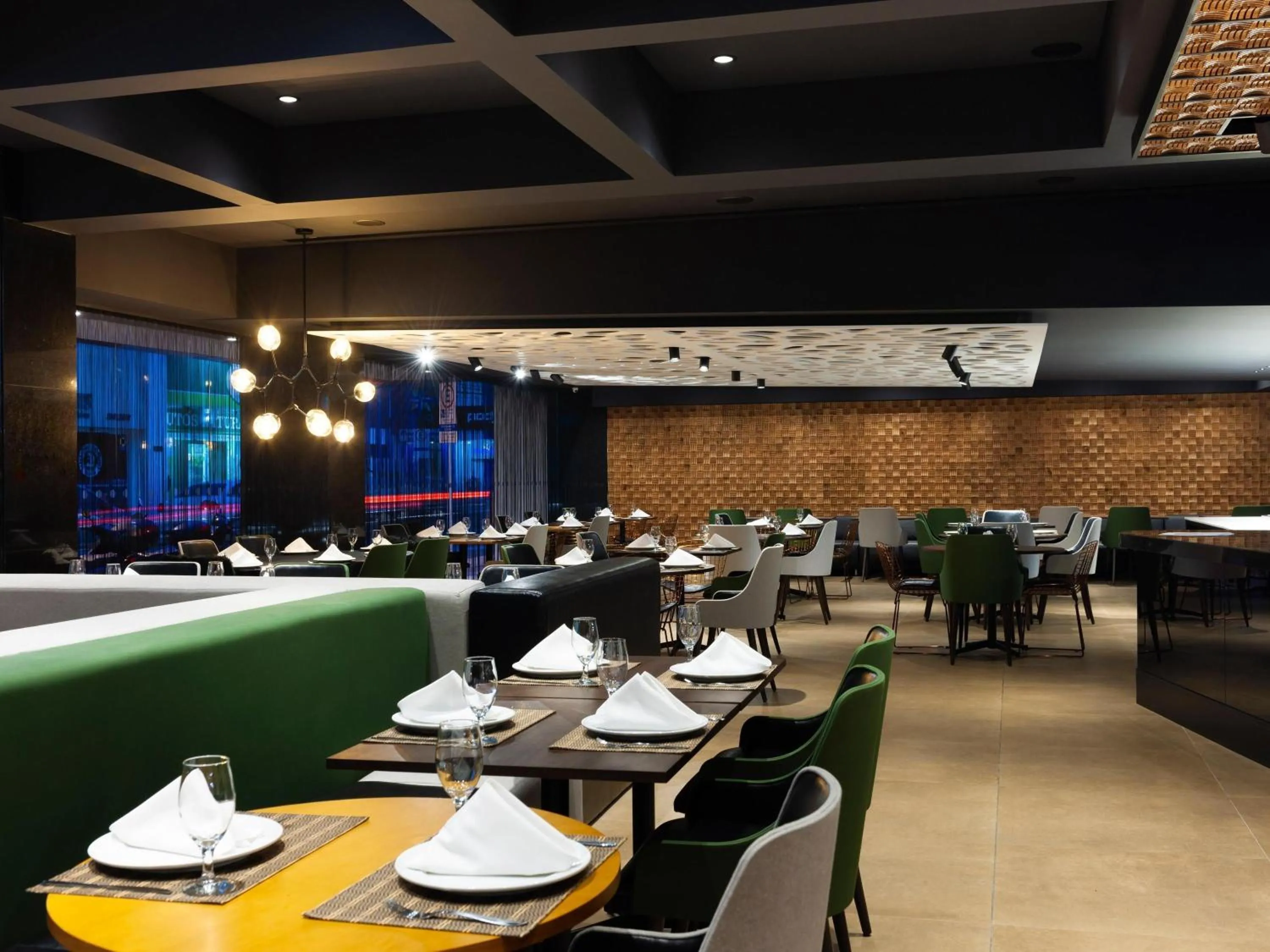 Restaurant/places to eat in Novotel Itajai