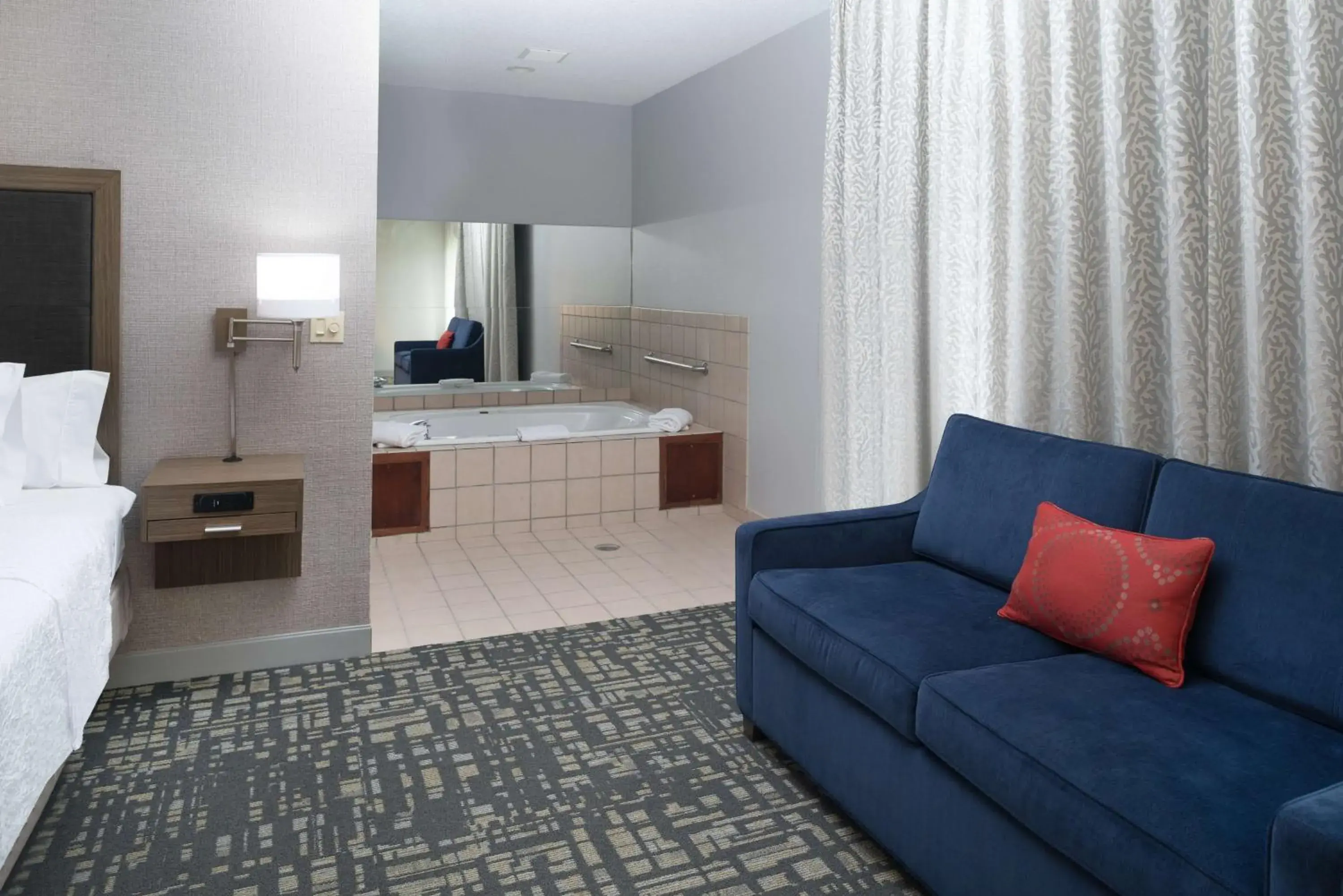 One-Bedroom King Suite - Non-Smoking in Hampton Inn North Sioux City One-Bedroom King Suite - Non-Smoking in Hampton Inn North Sioux City