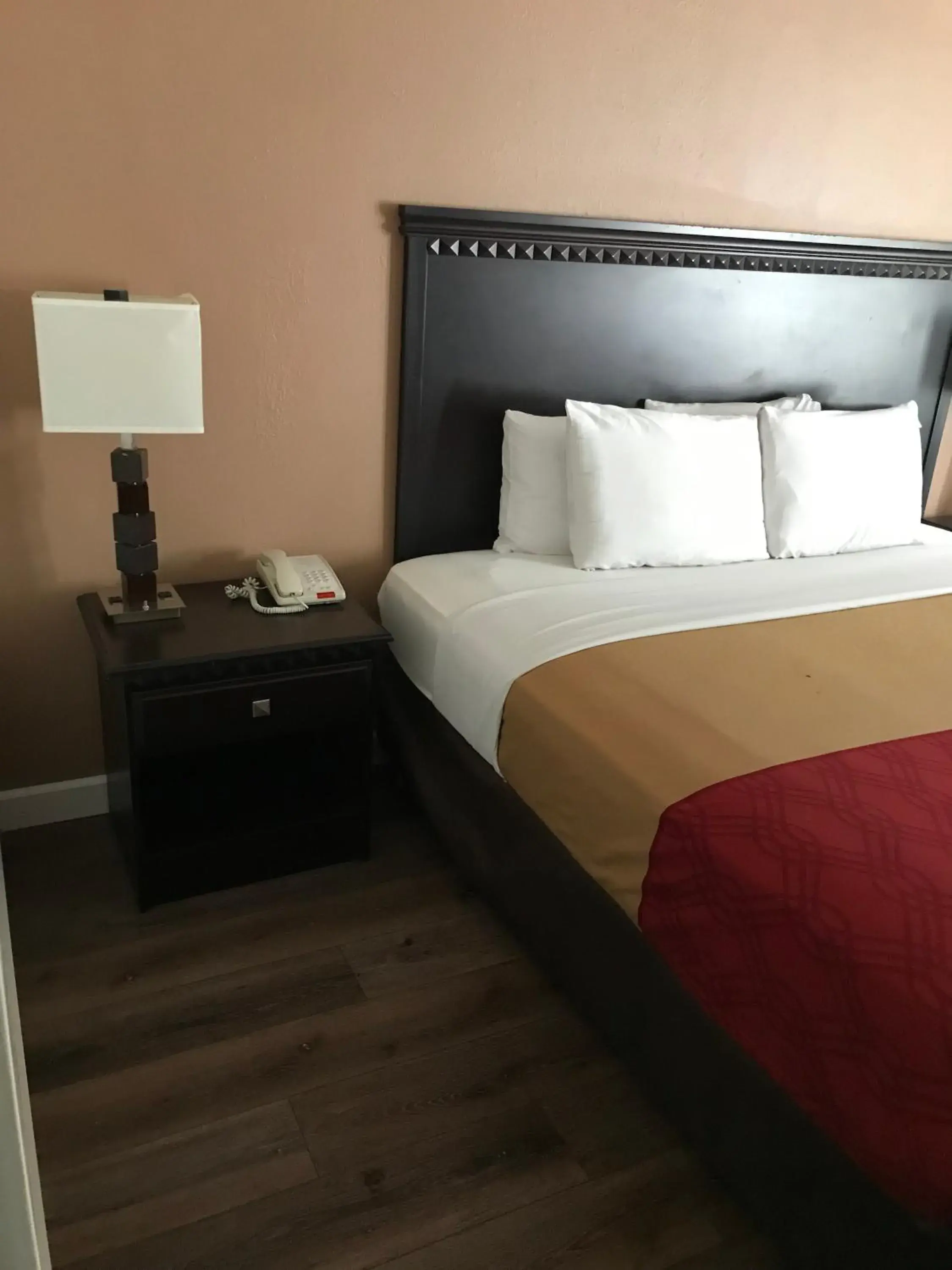 King Room - single occupancy - Non-Smoking in The Best Inn & Suites King Room - single occupancy - Non-Smoking in The Best Inn & Suites