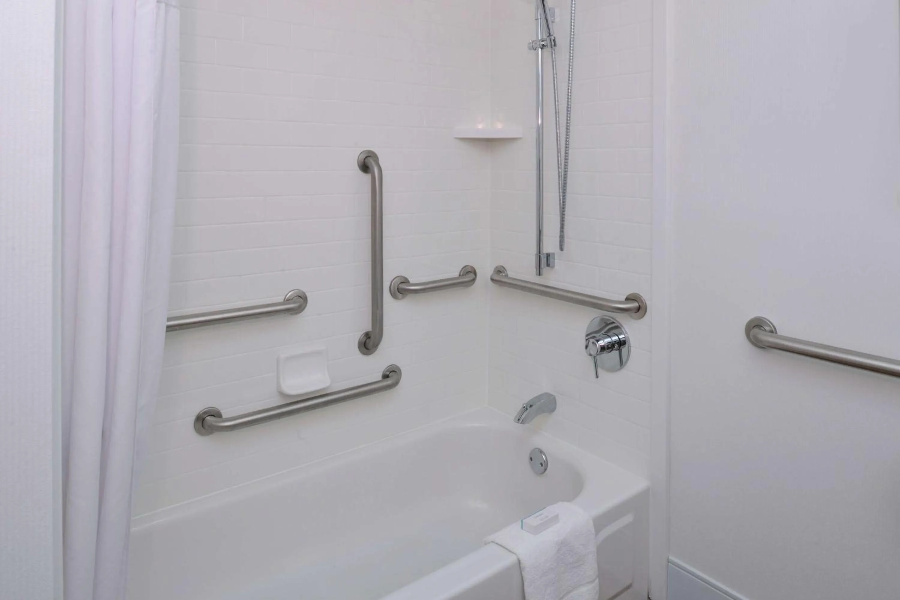 Bathroom in Hampton Inn Carbondale