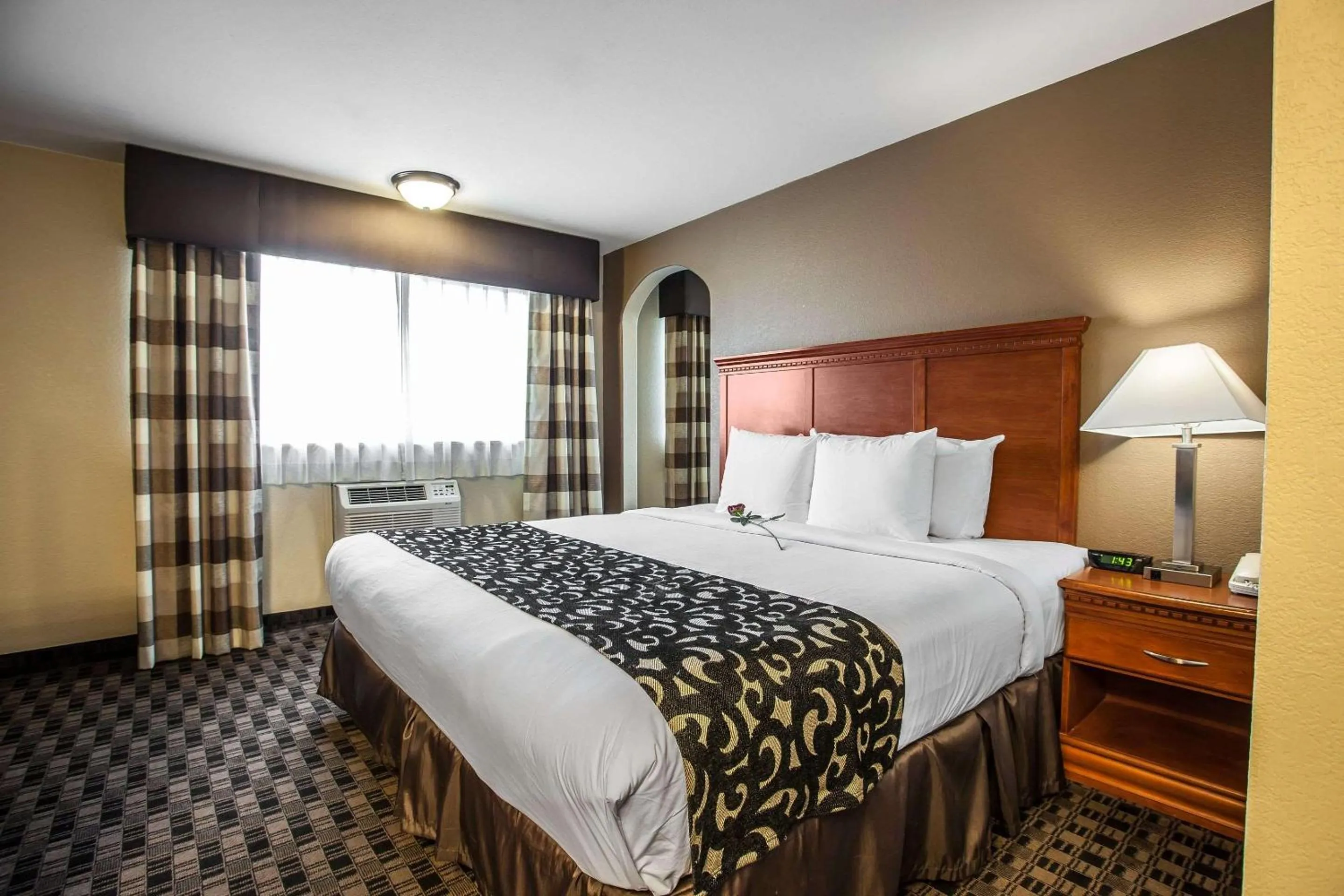 Bedroom, Bed in Clarion Inn Renton-Seattle