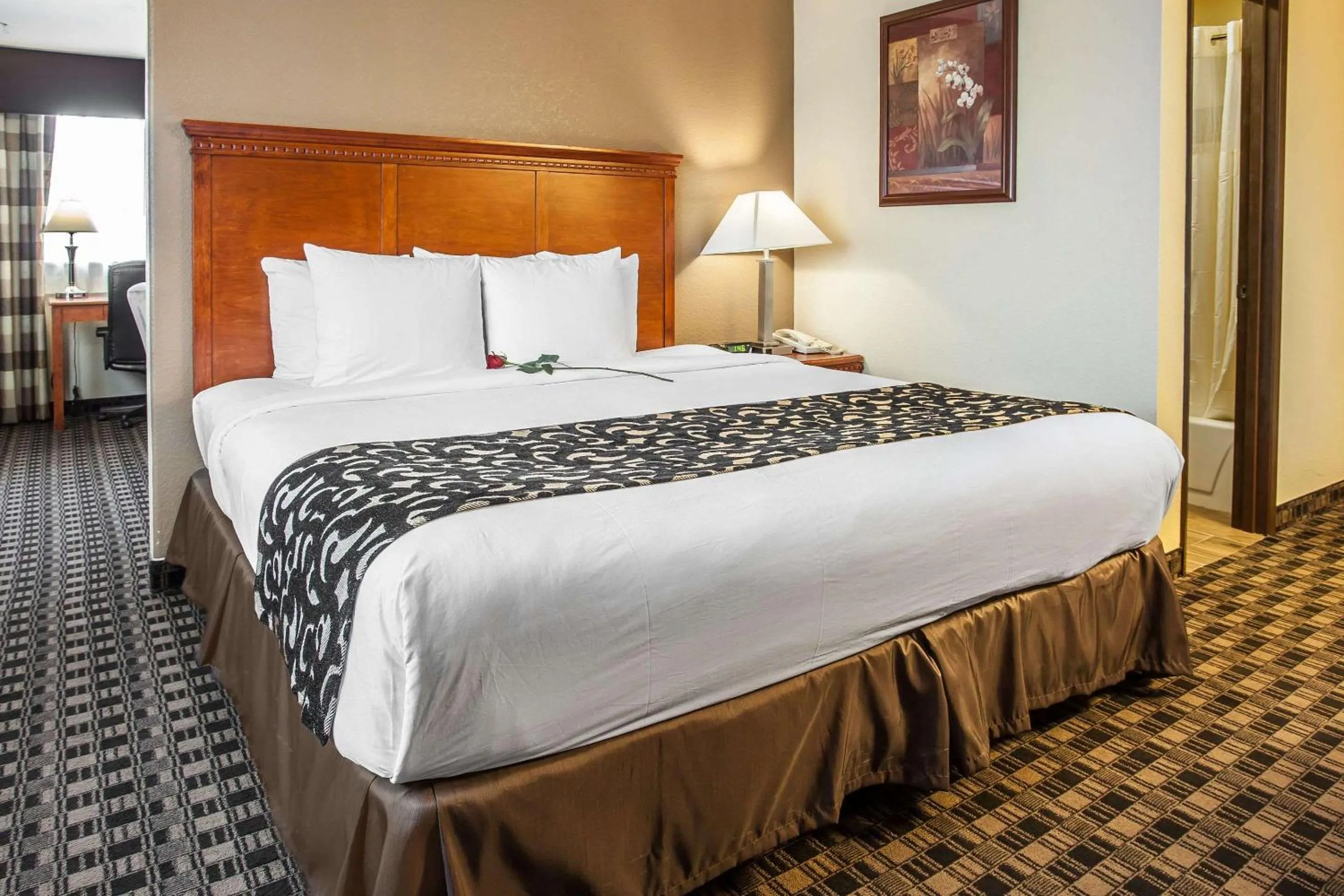 Bedroom, Bed in Clarion Inn Renton-Seattle