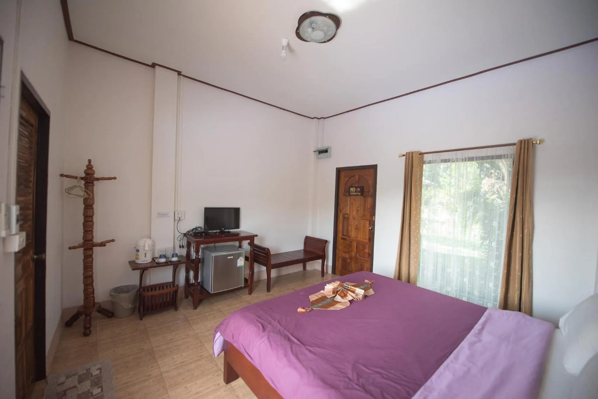 Photo of the whole room, Bed in Mountain View House