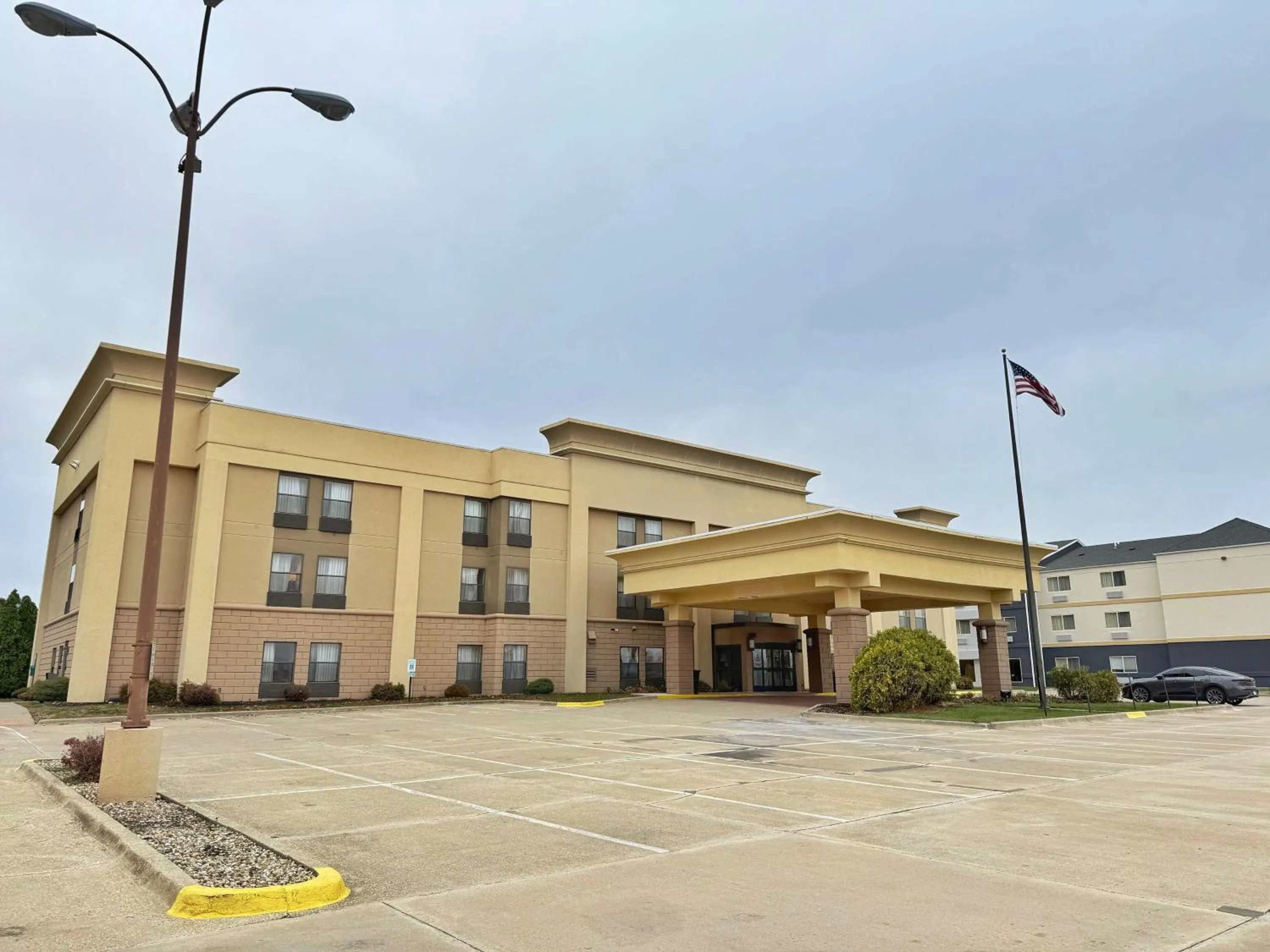 Property building in Hampton Inn Decatur/Forsyth