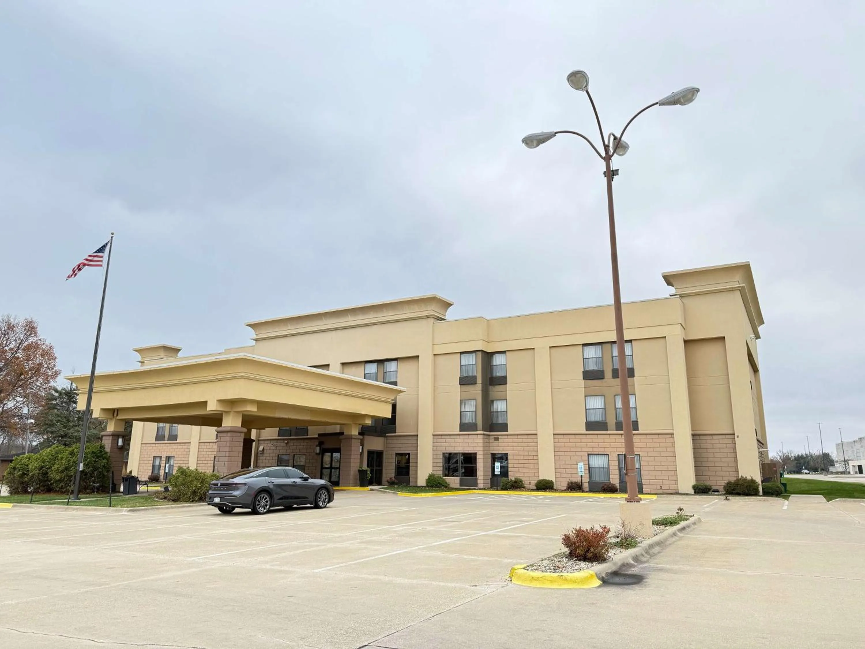 Property building in Hampton Inn Decatur/Forsyth