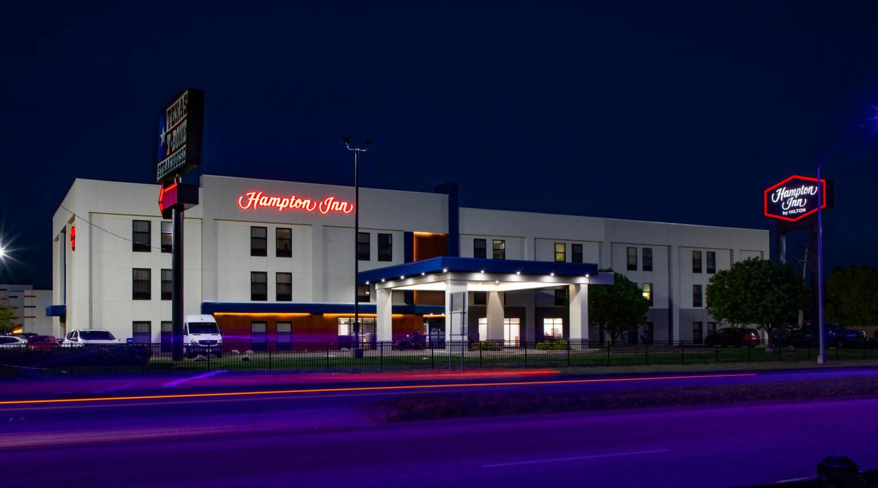 Property building in Hampton Inn Hutchinson