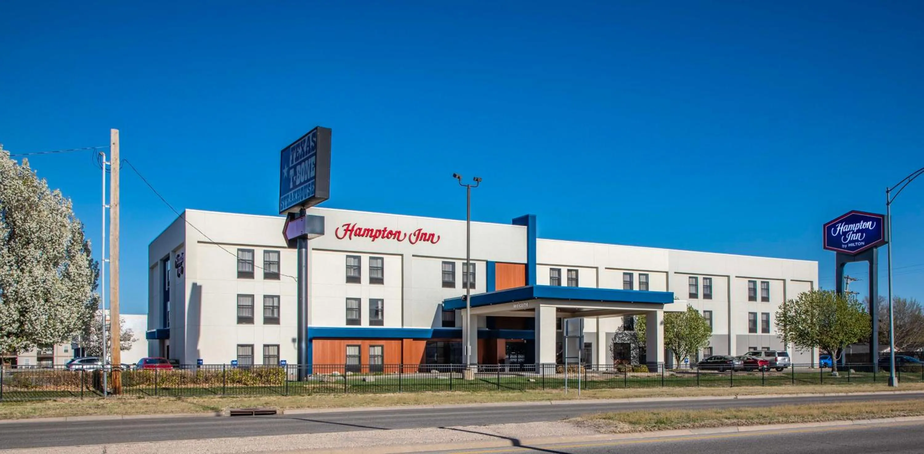 Property building in Hampton Inn Hutchinson