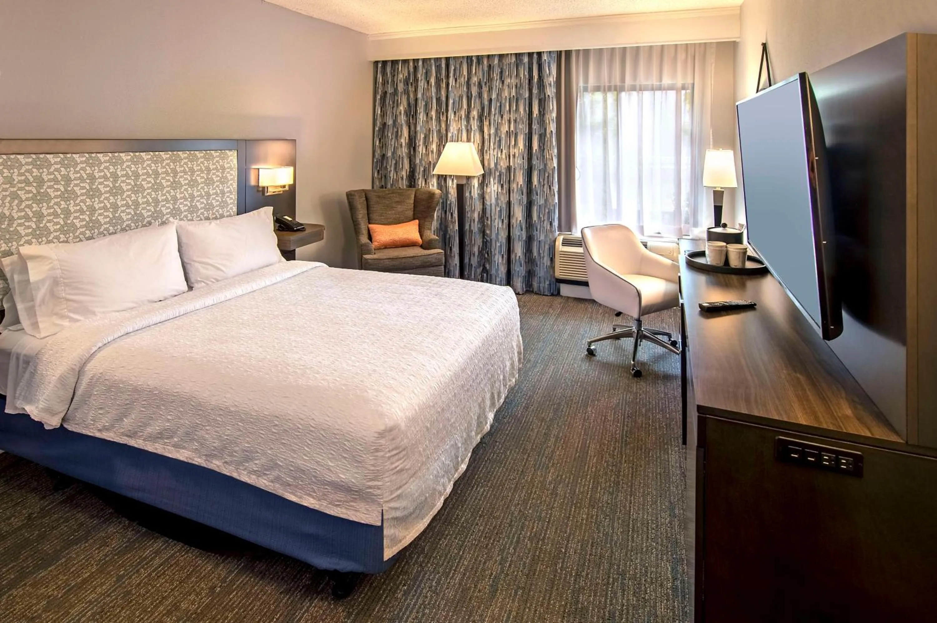 Bedroom, Bed in Hampton Inn & Suites Fairfield