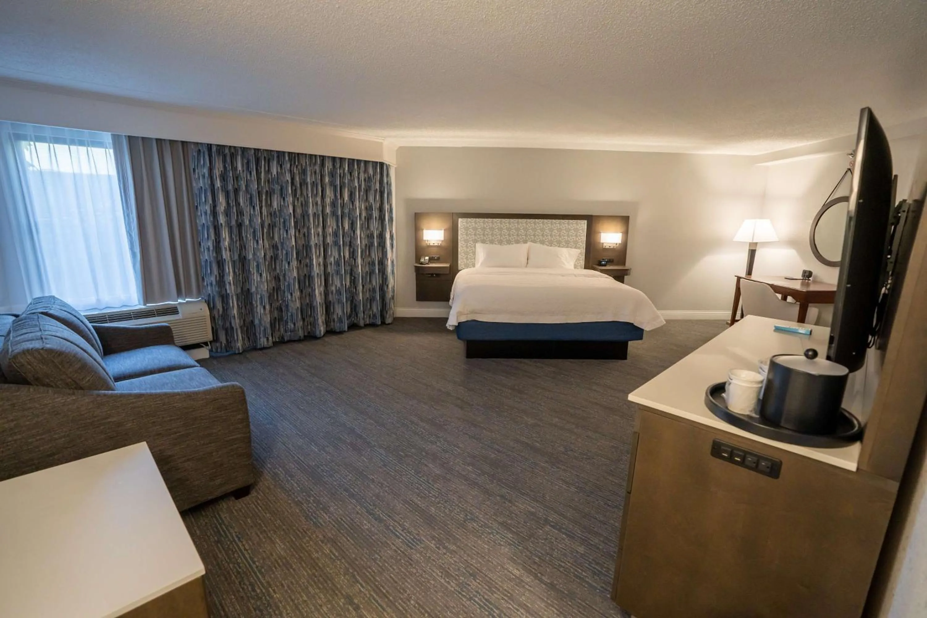 Bedroom, Bed in Hampton Inn & Suites Fairfield