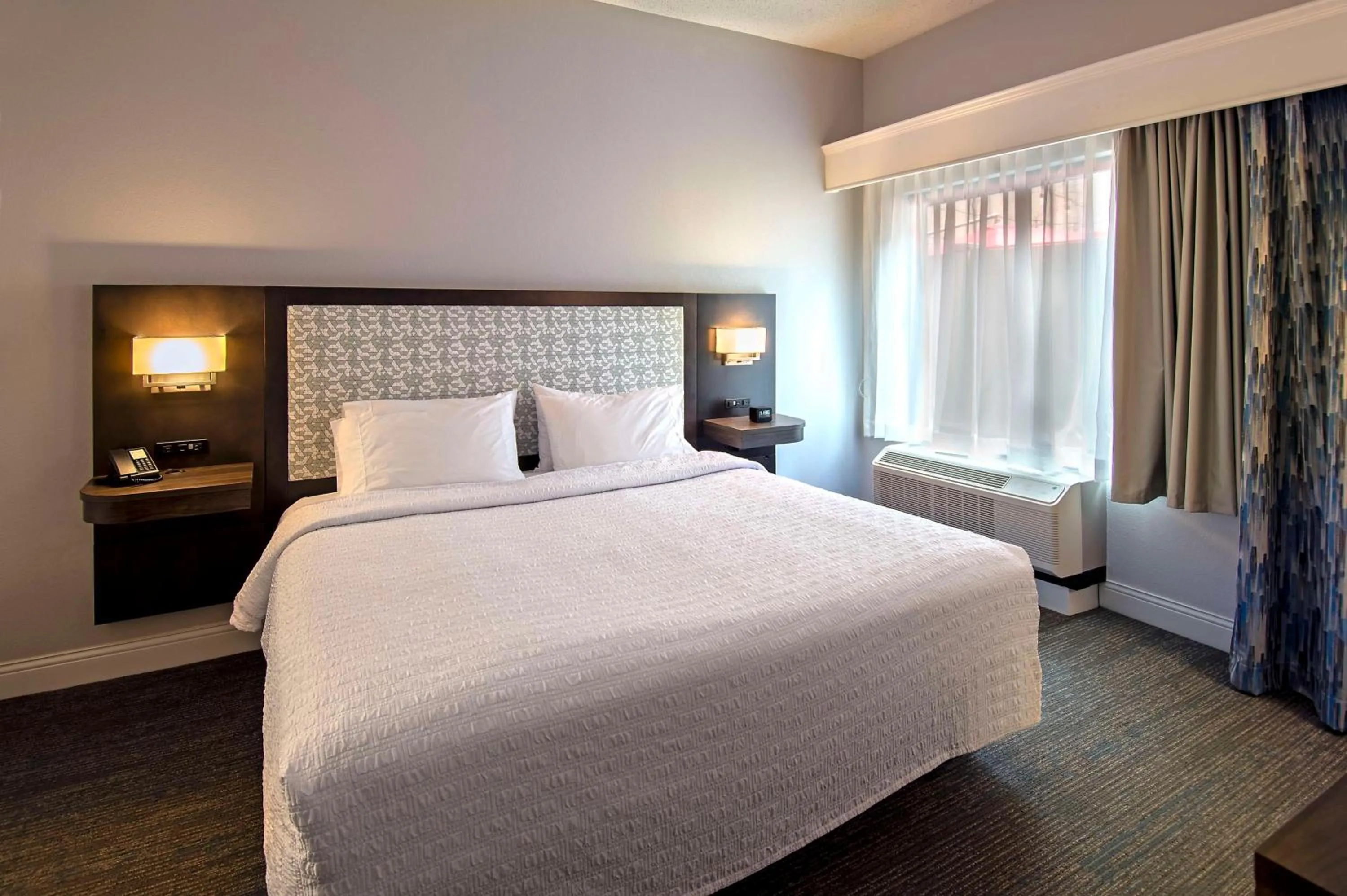 Bed in Hampton Inn & Suites Fairfield