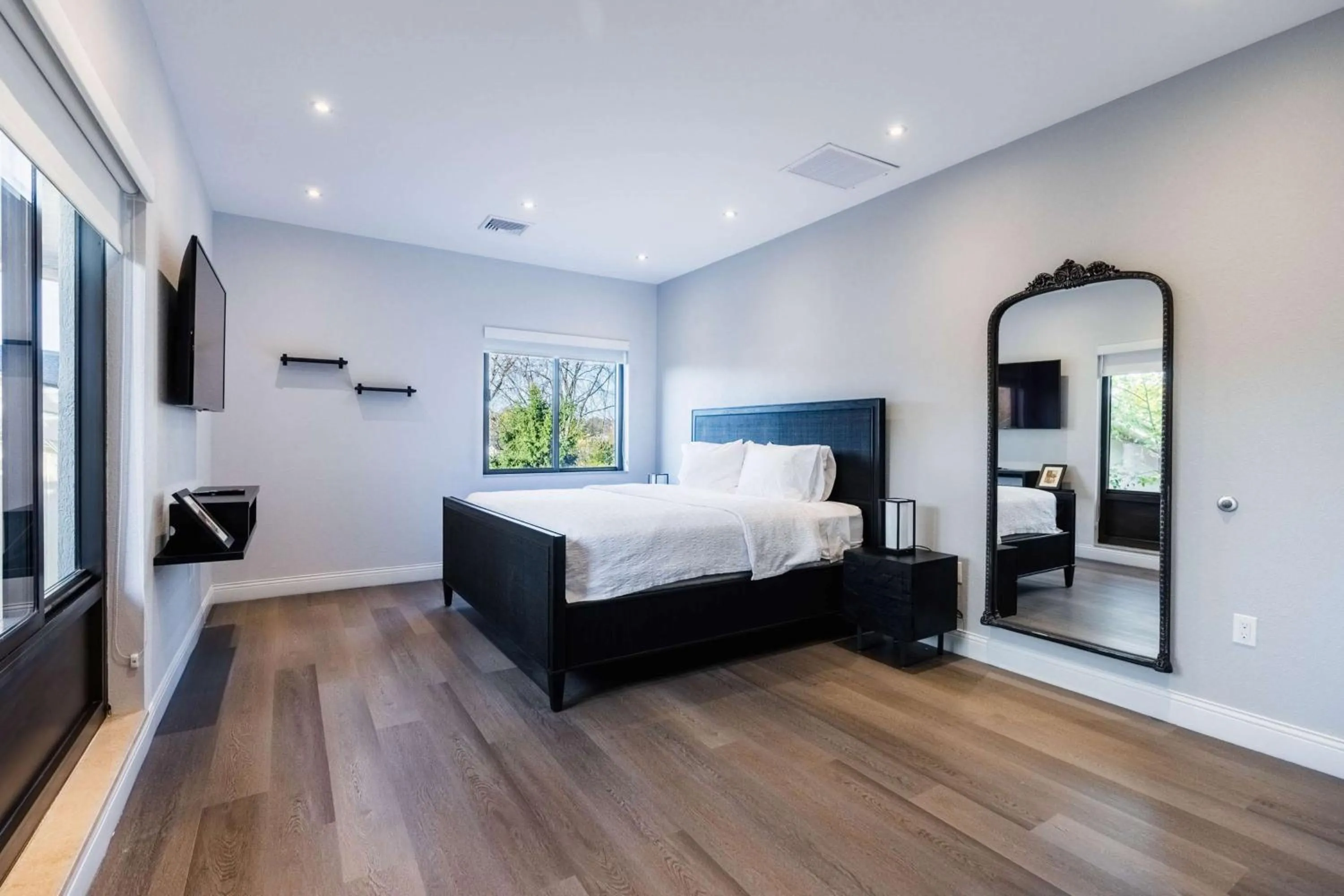 Bed in Hampton Inn & Suites Fairfield