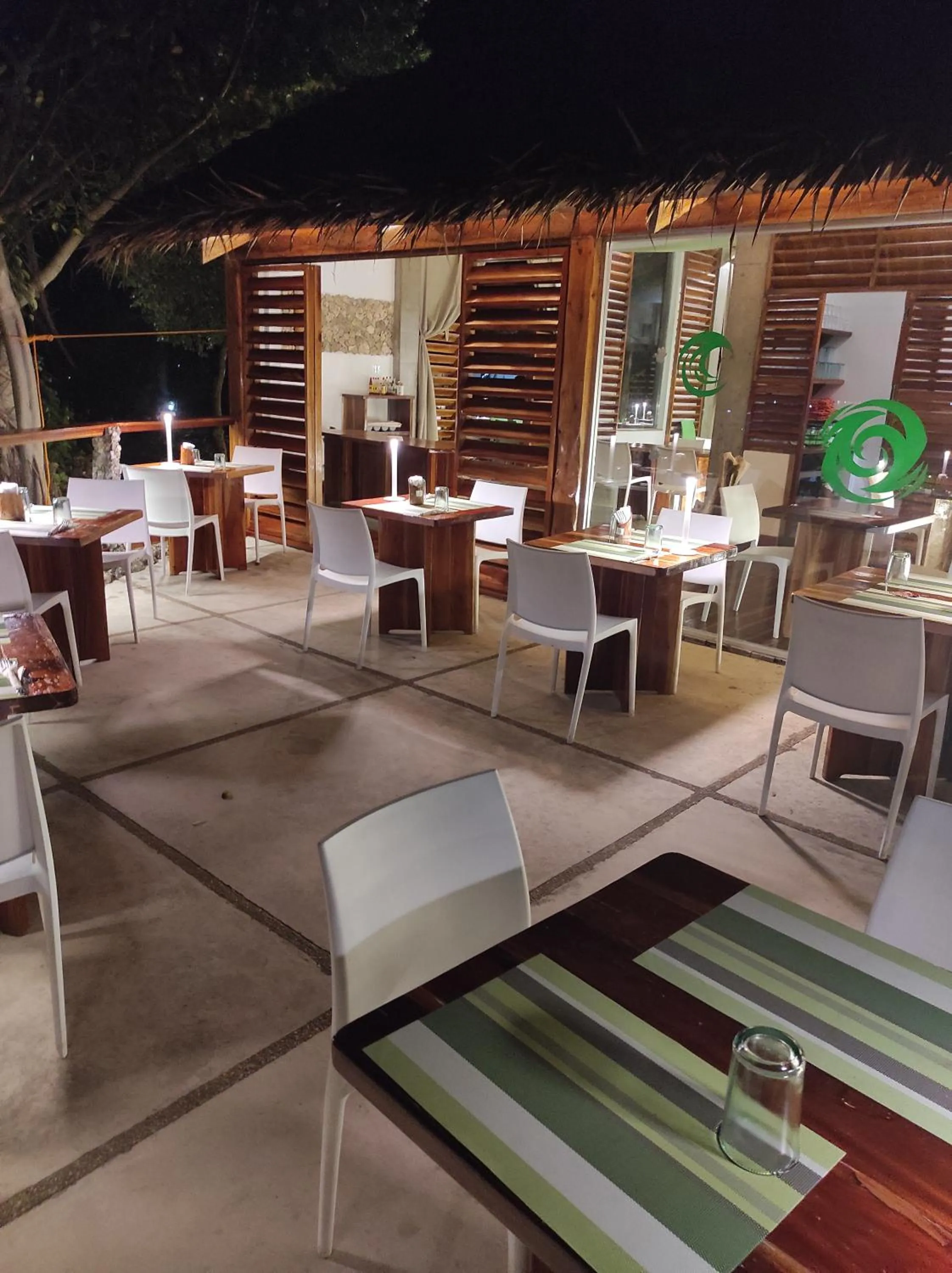 Restaurant/places to eat in Tepanee Beach Resort