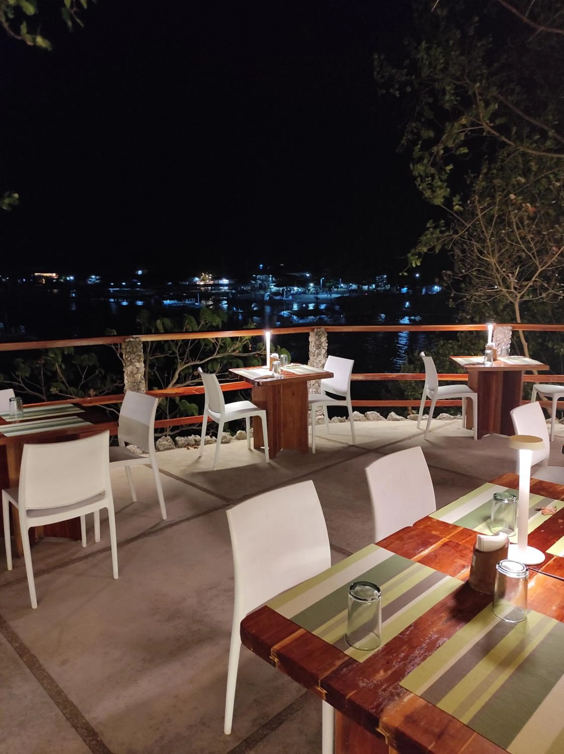 Restaurant/places to eat in Tepanee Beach Resort