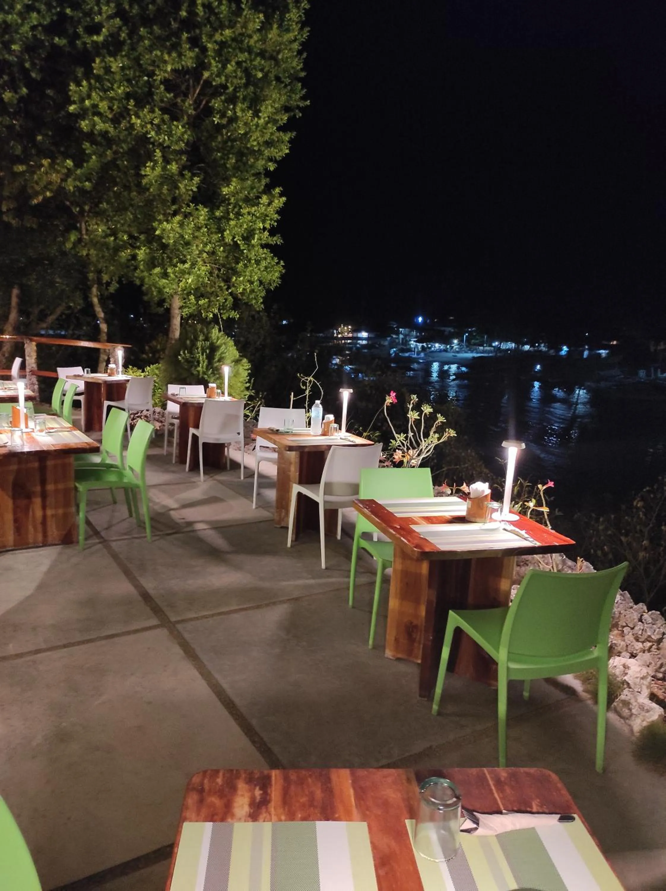 Restaurant/places to eat in Tepanee Beach Resort
