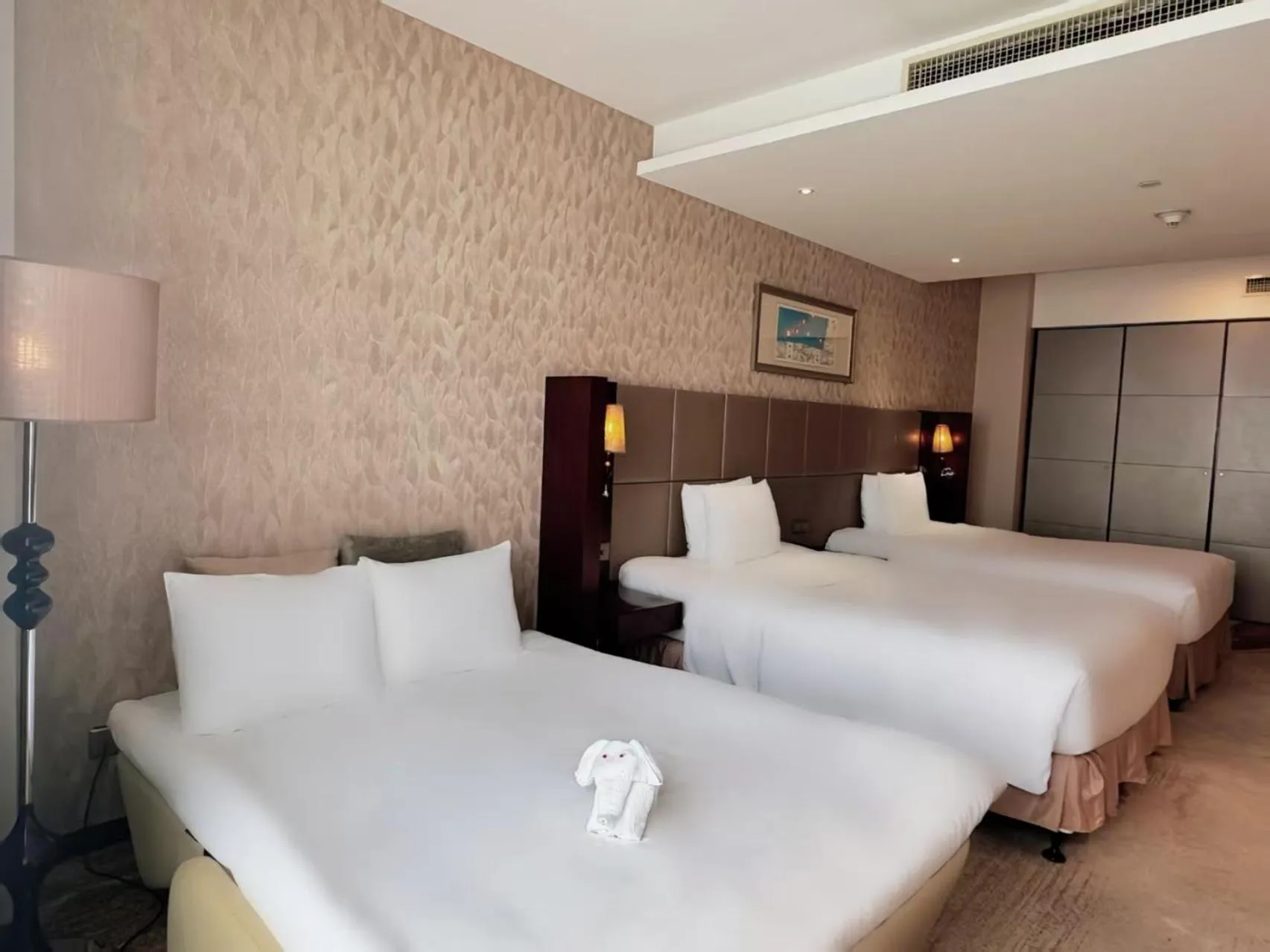 Bed in Crowne Plaza Beijing Zhongguancun by IHG