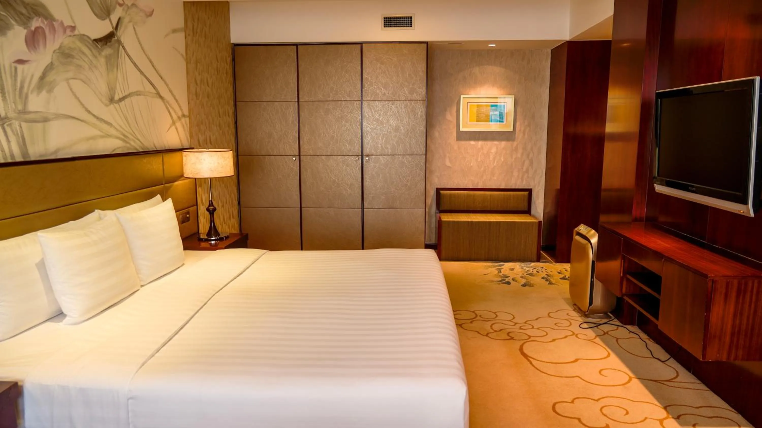Photo of the whole room, Bed in Crowne Plaza Beijing Zhongguancun by IHG