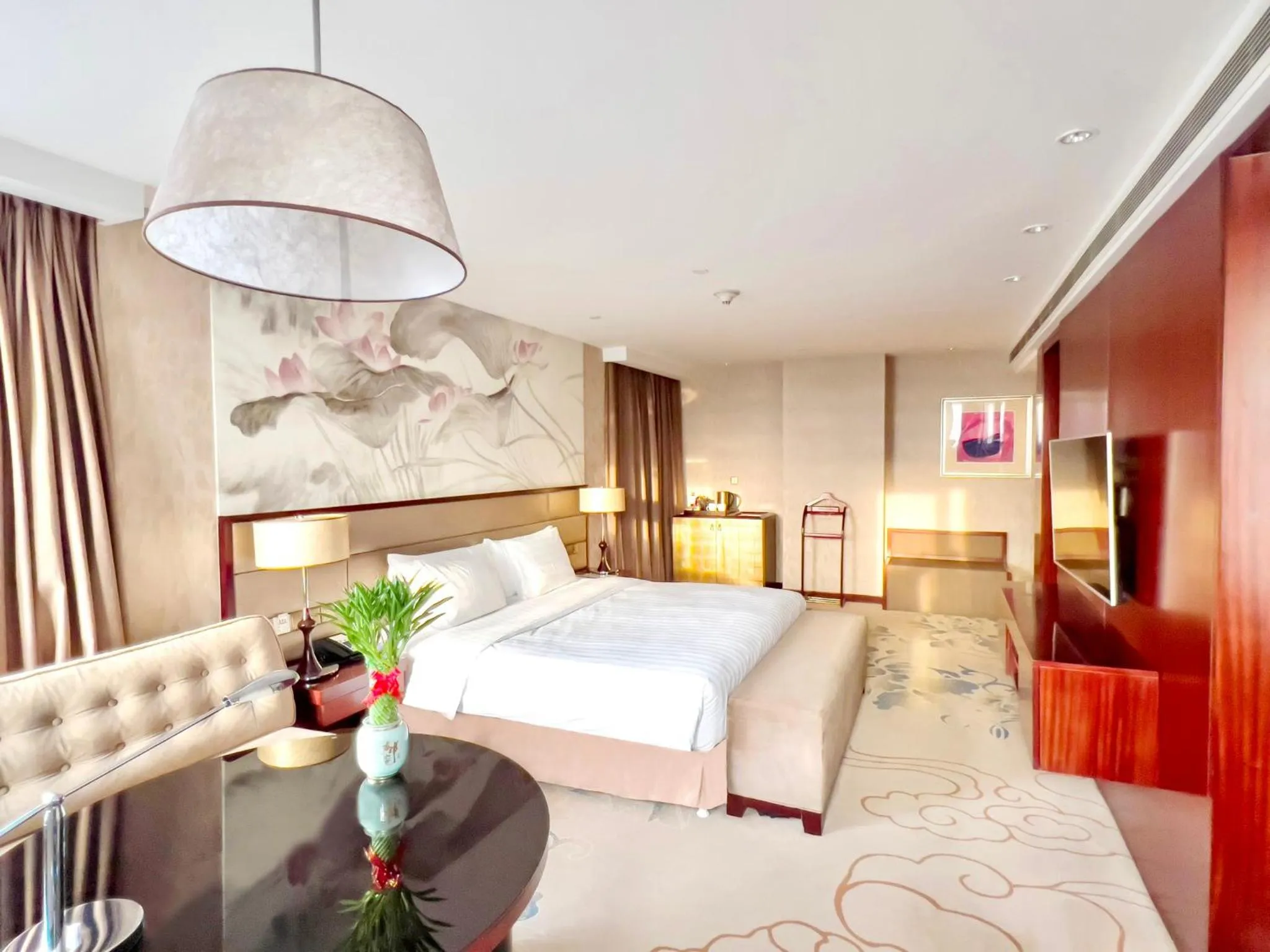 Photo of the whole room, Bed in Crowne Plaza Beijing Zhongguancun by IHG