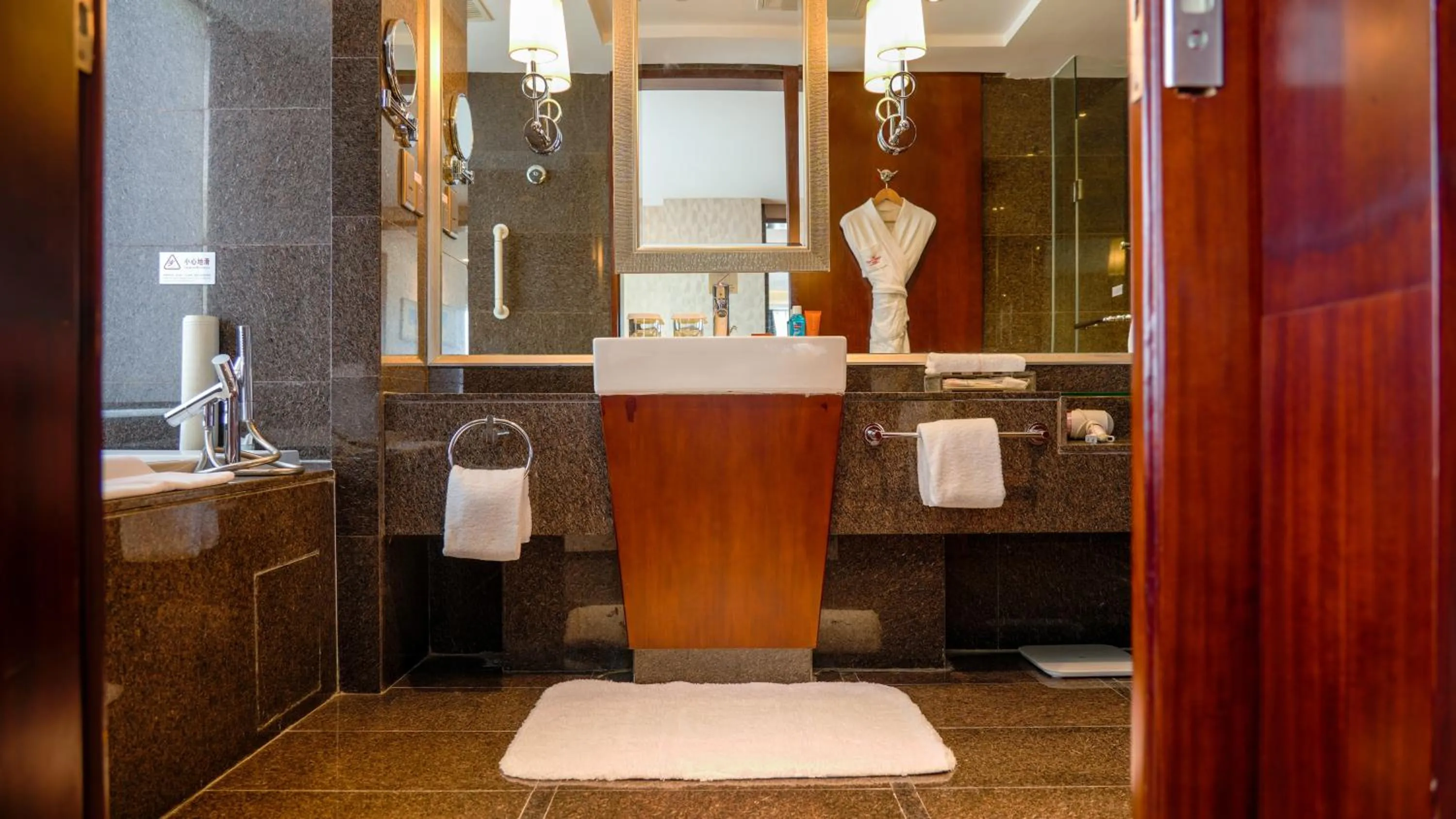 Toilet in Crowne Plaza Beijing Zhongguancun by IHG