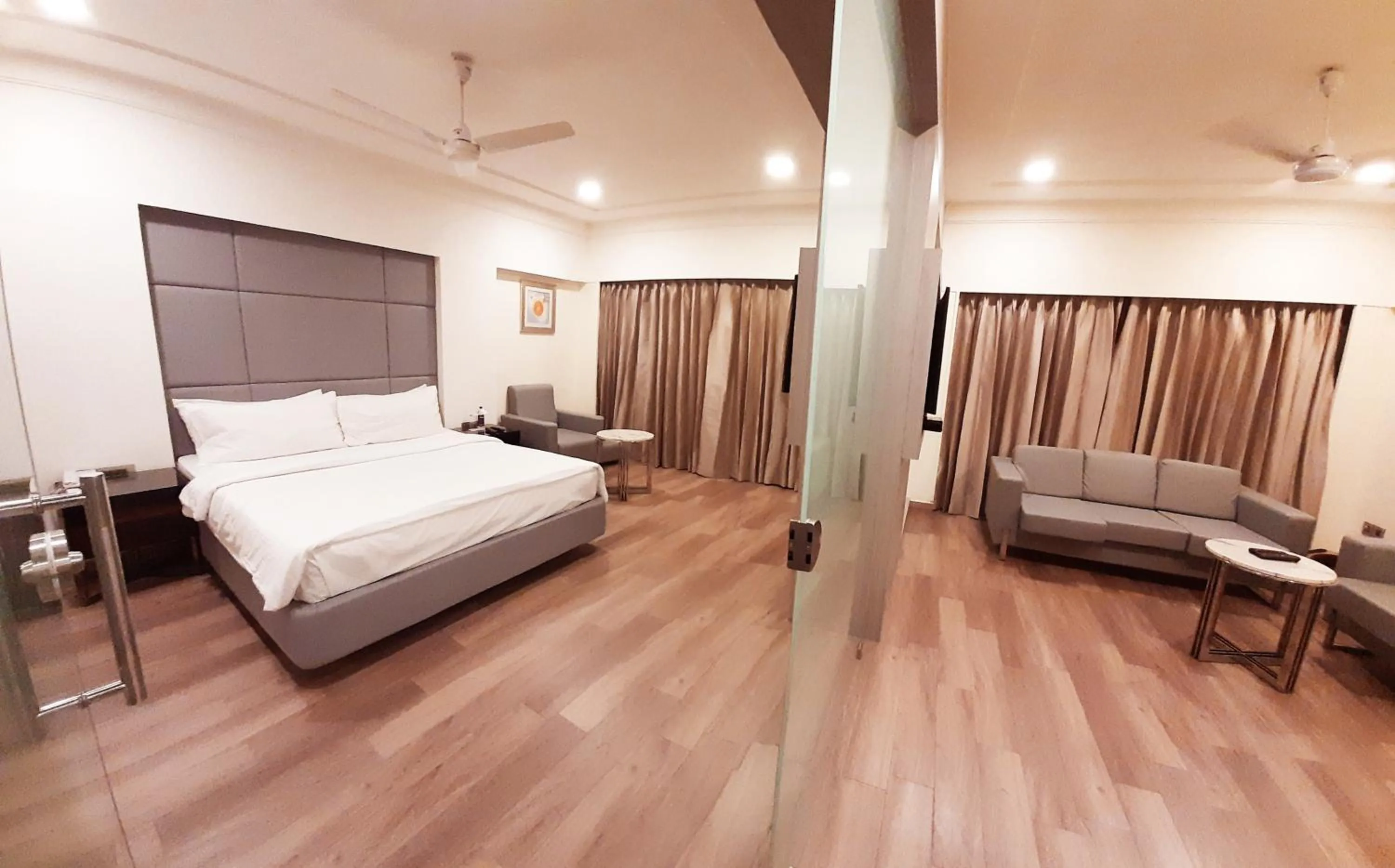 Living room, Bed in Fortune Murali Park, Vijayawada - Member ITC Hotels' Group