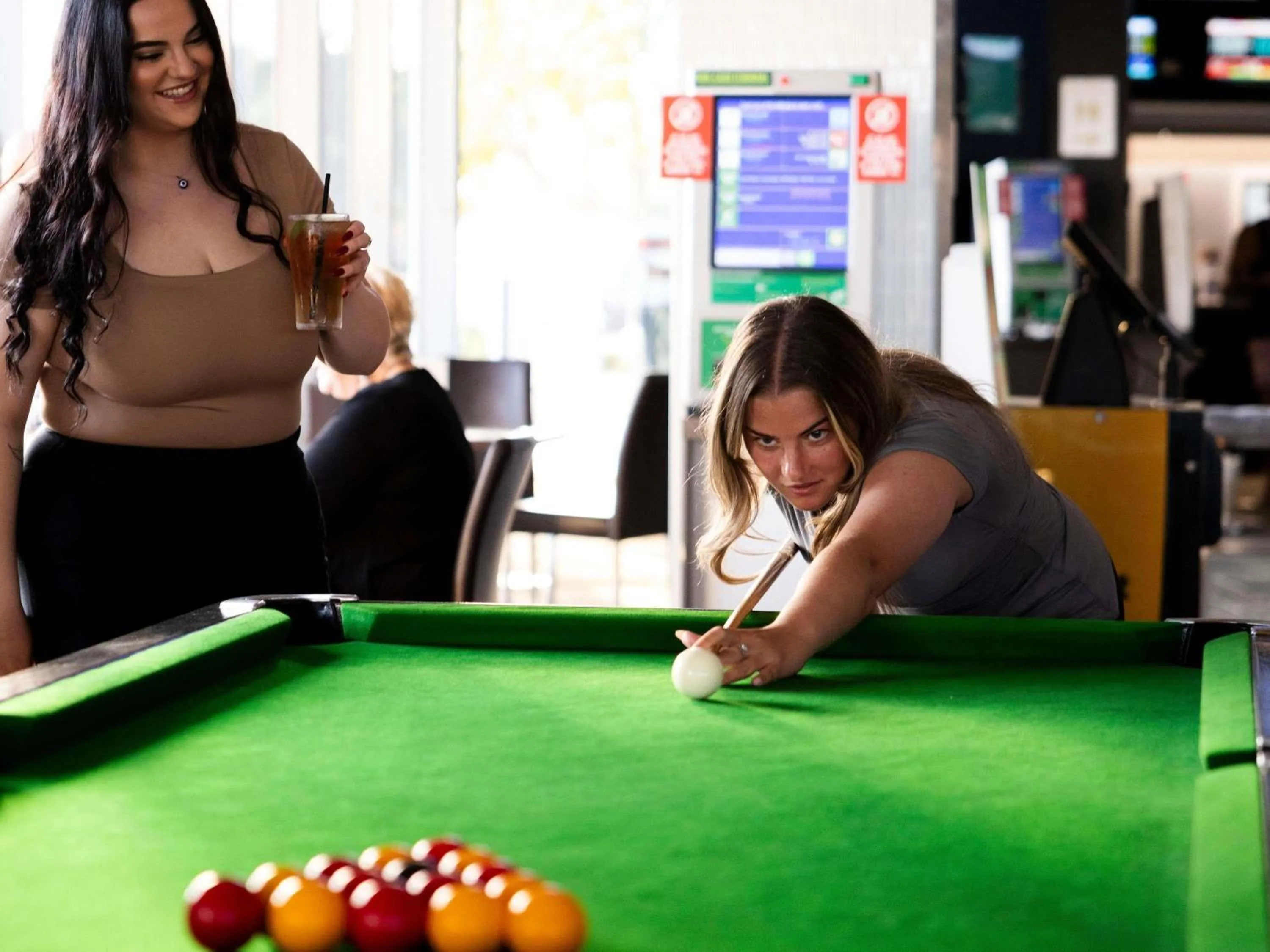 Lounge or bar in Mercure Melbourne Caroline Springs