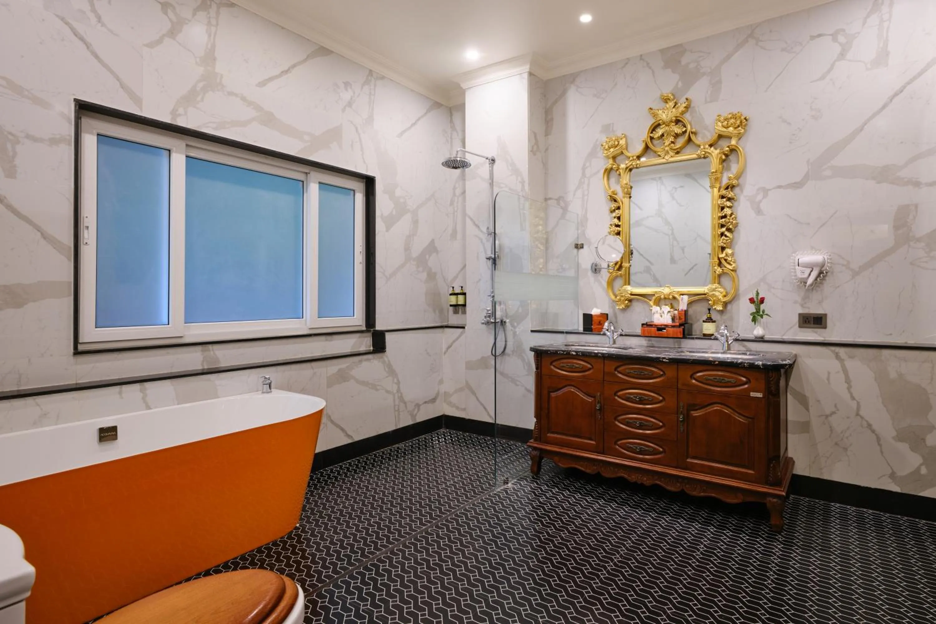 Shower in Mayfair Spa Resort & Casino