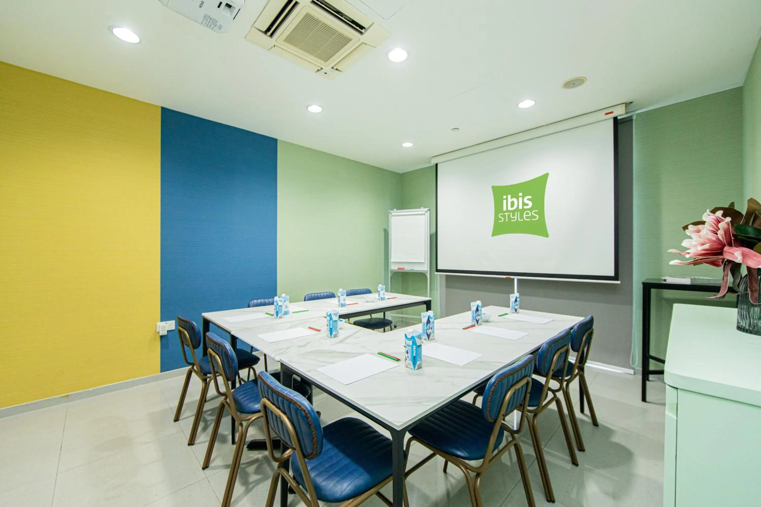 Meeting/conference room in ibis Styles Singapore Albert
