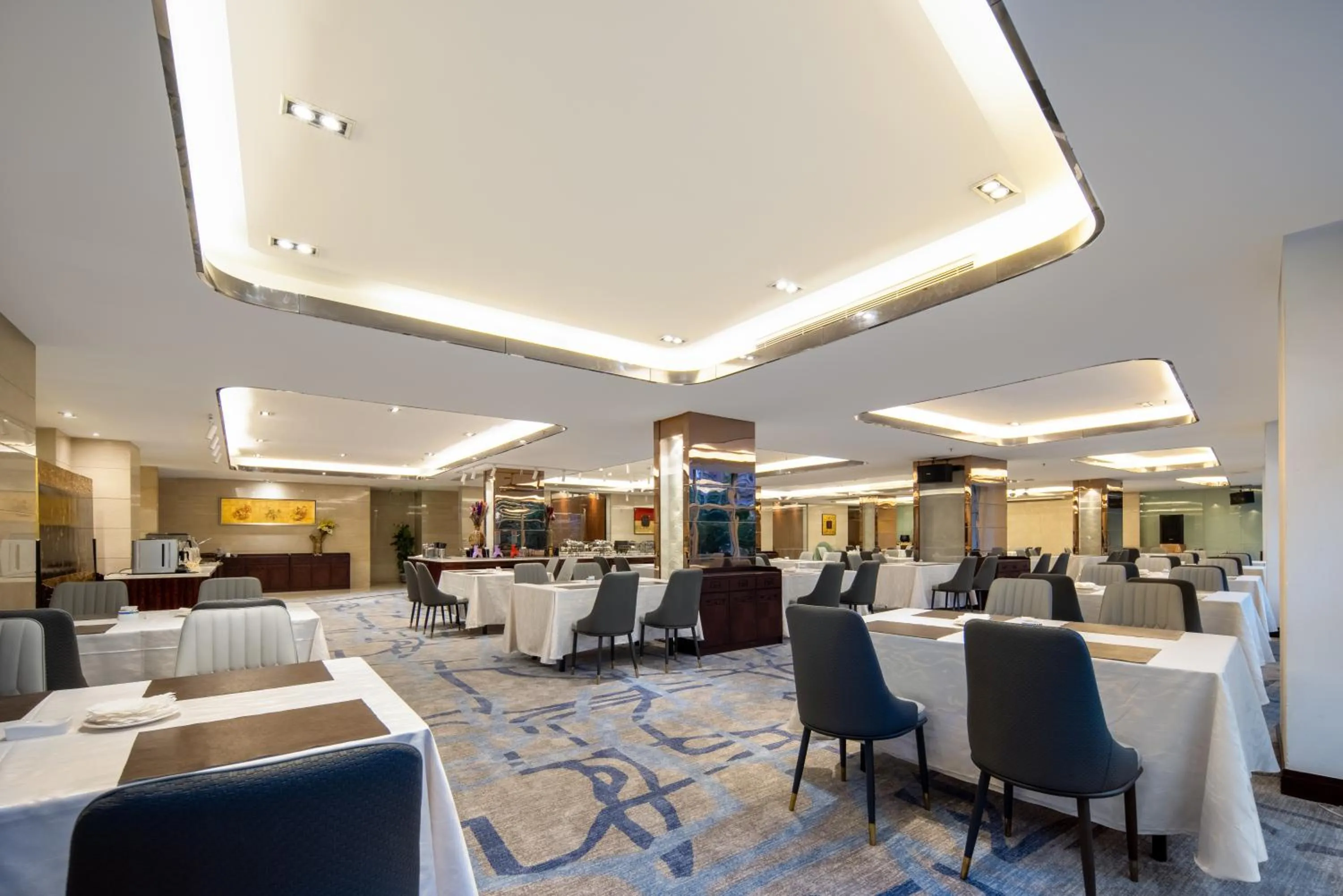 Restaurant/places to eat in Gem Flower Hotel - North Bund