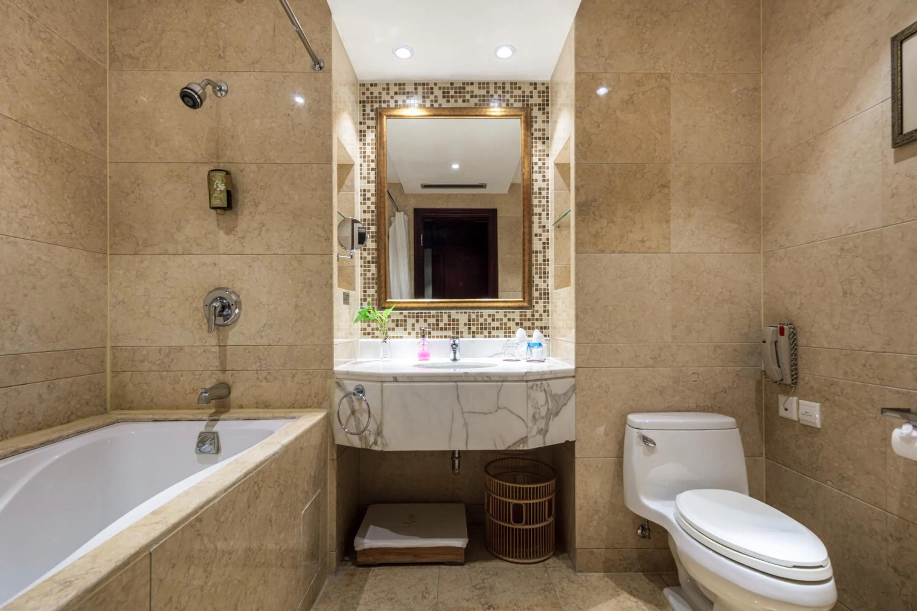 Toilet in Gem Flower Hotel - North Bund