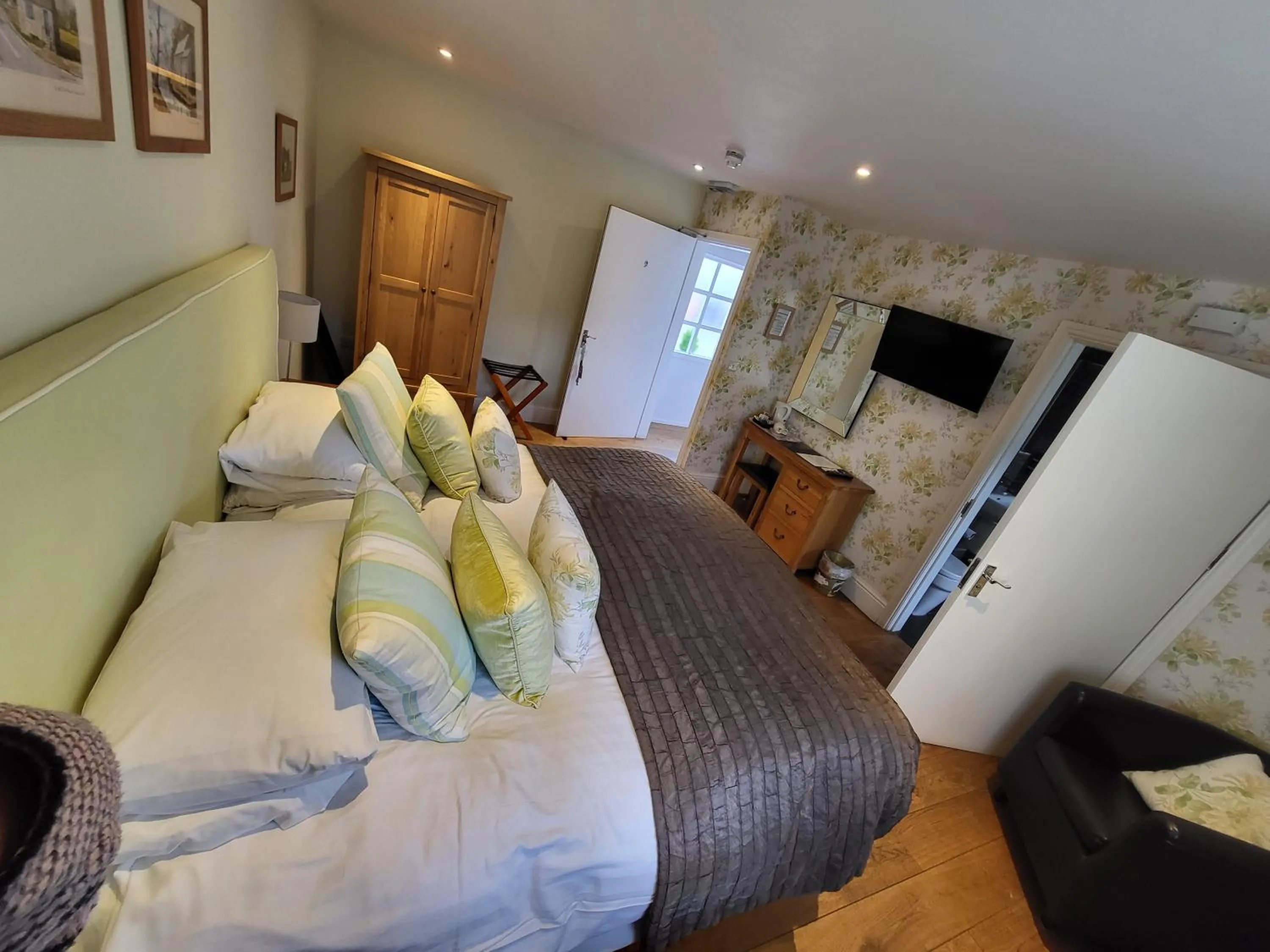 Bed in The Manifold Inn Hotel