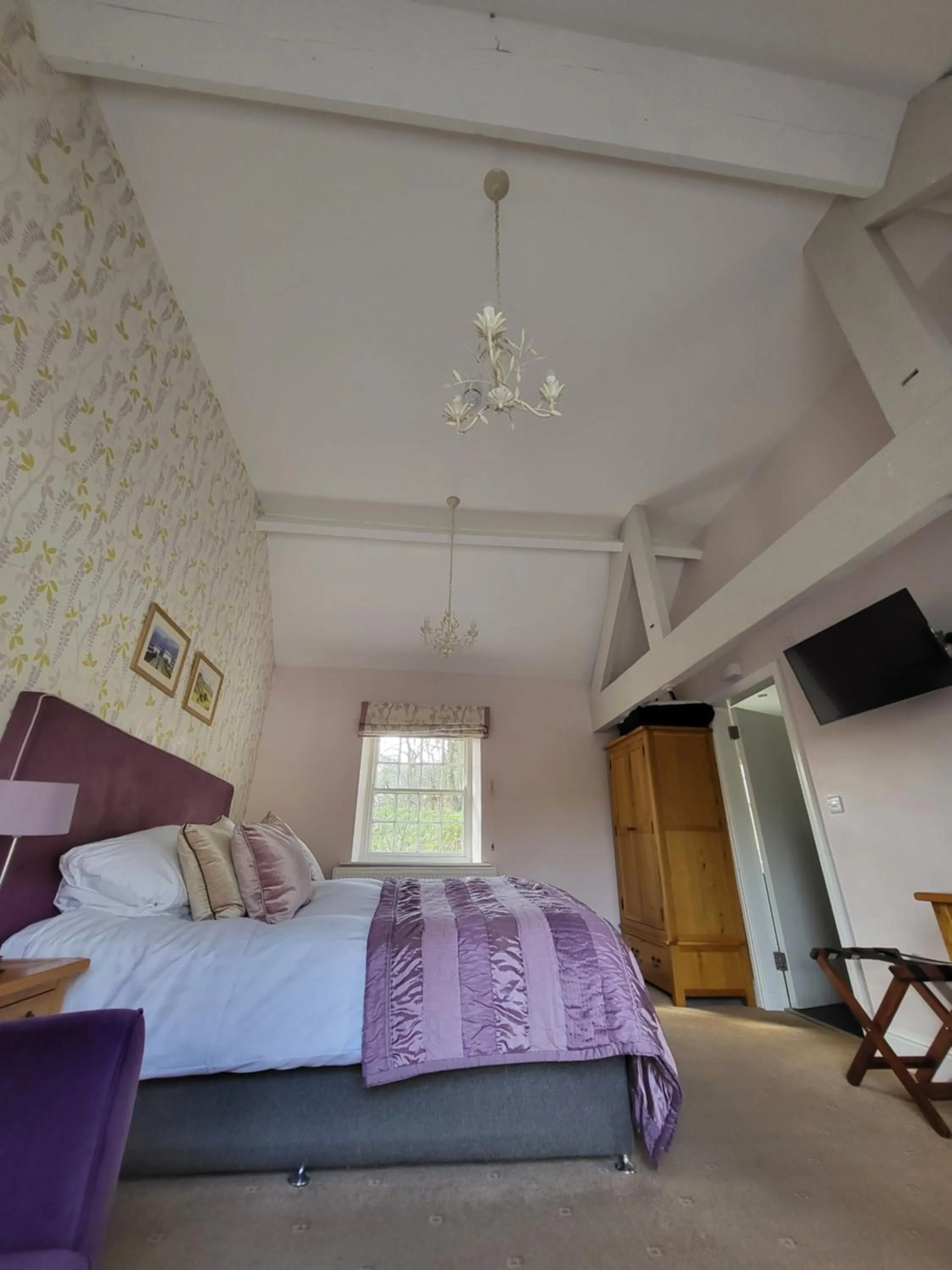 Bed in The Manifold Inn Hotel