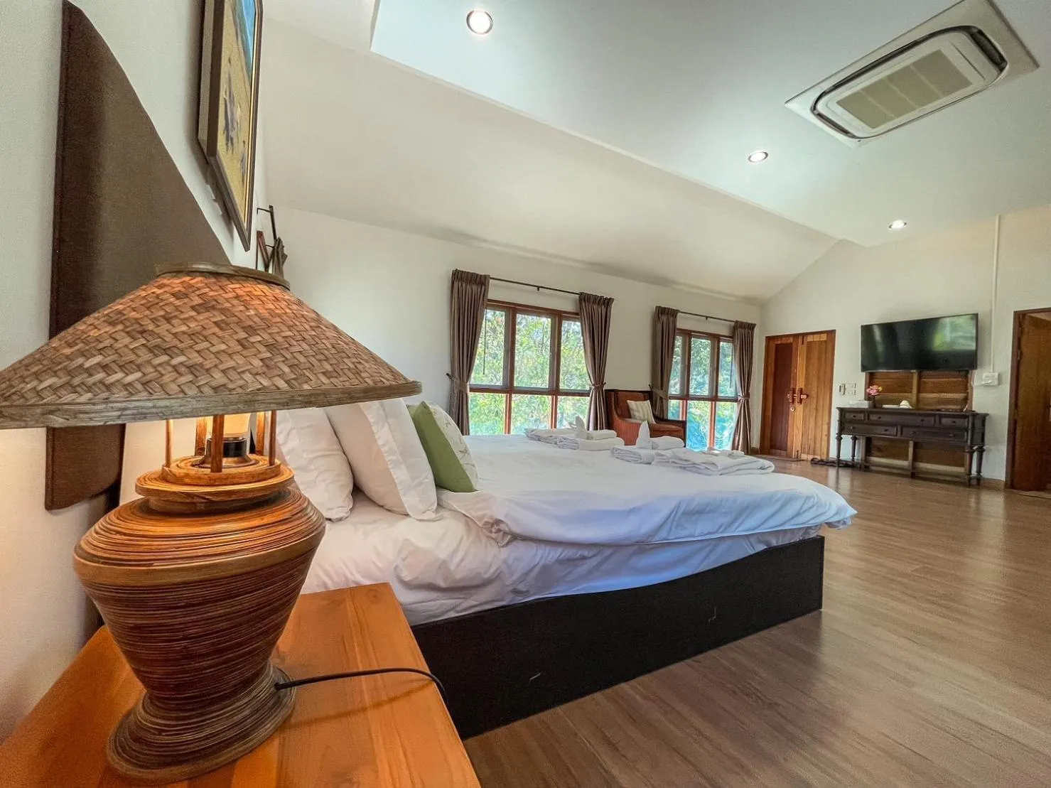 Photo of the whole room, Bed in Tippaya Villa