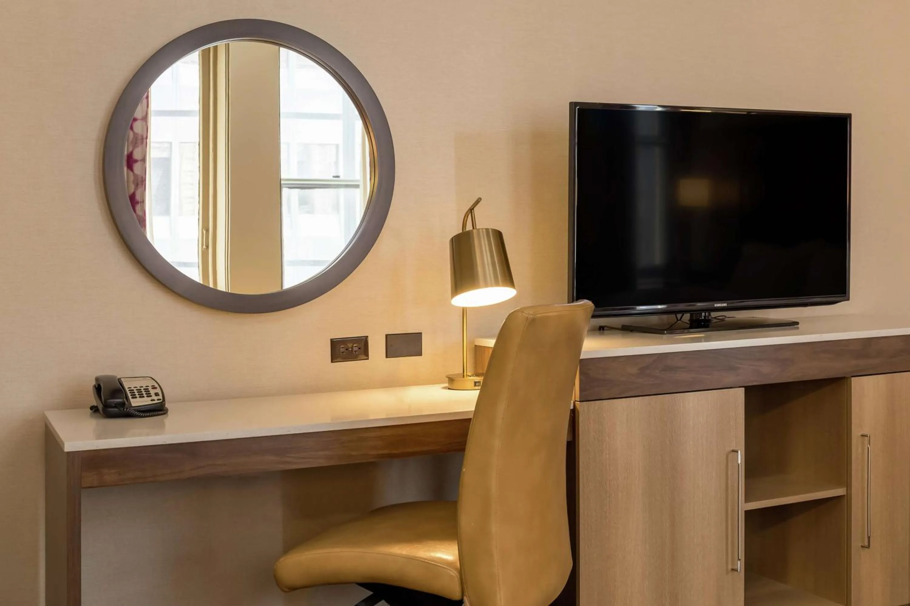 Bedroom in Hampton Inn Majestic Chicago Theatre District