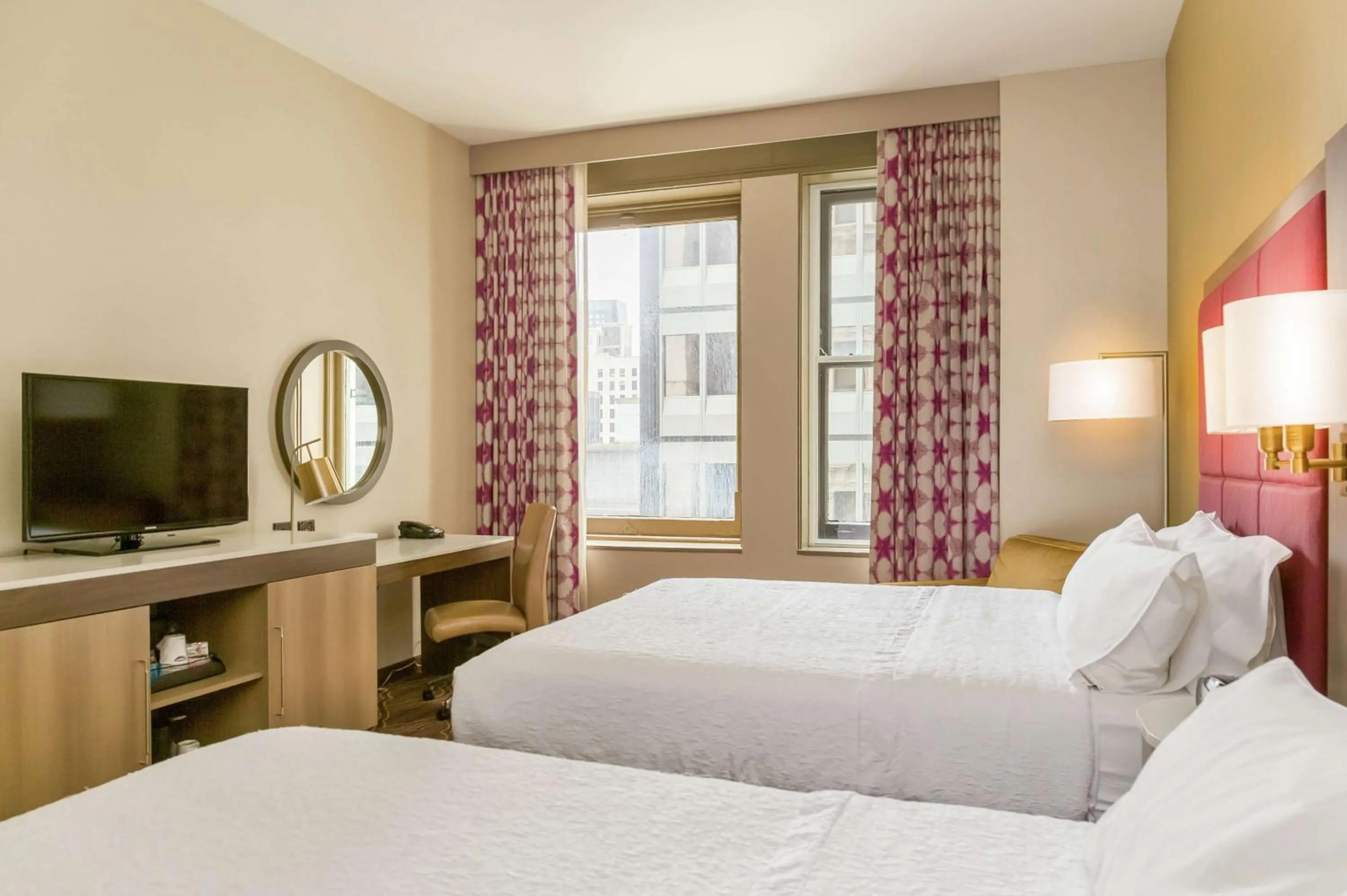 Bedroom, Bed in Hampton Inn Majestic Chicago Theatre District