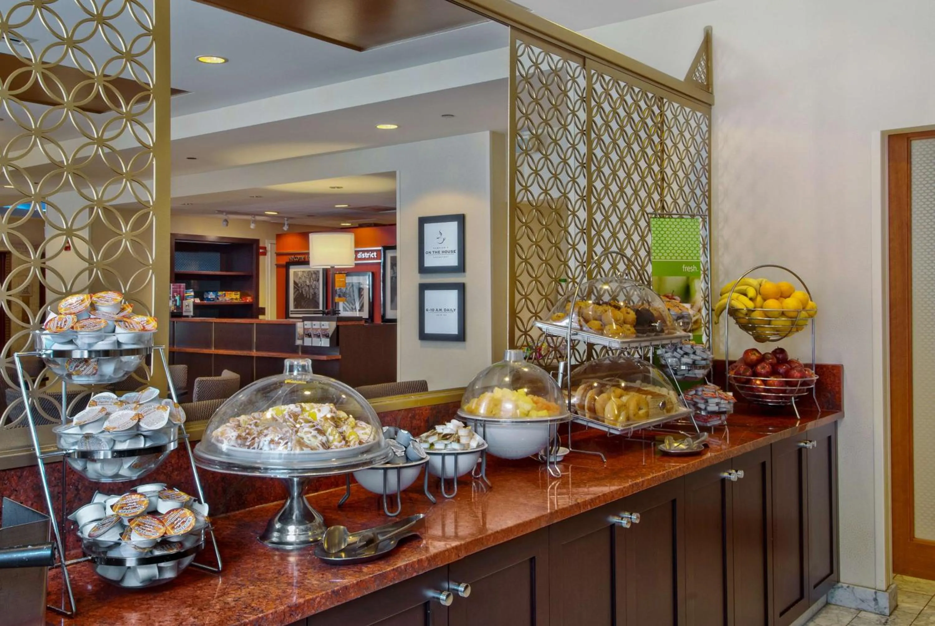 Dining area in Hampton Inn Majestic Chicago Theatre District