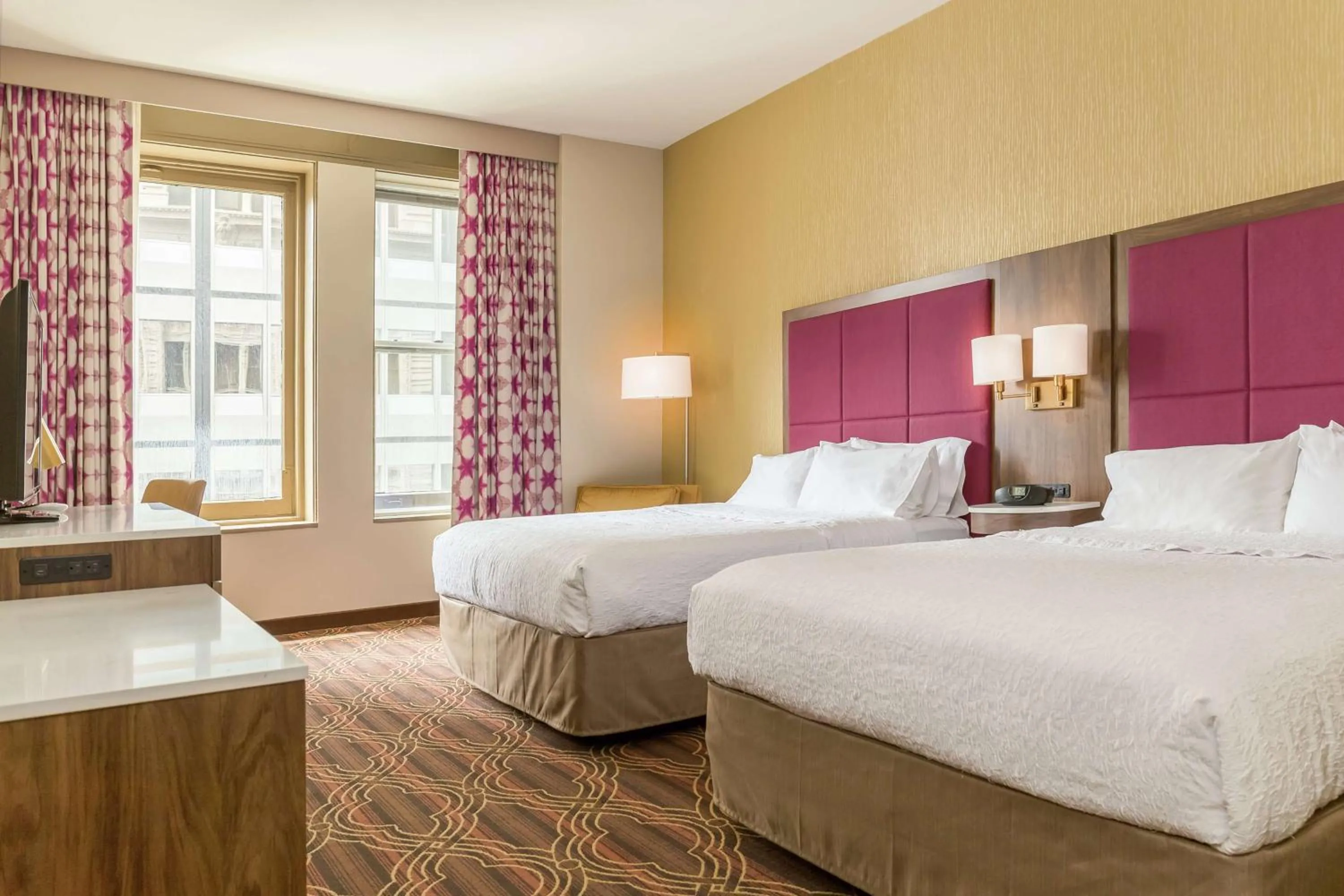 Bed in Hampton Inn Majestic Chicago Theatre District