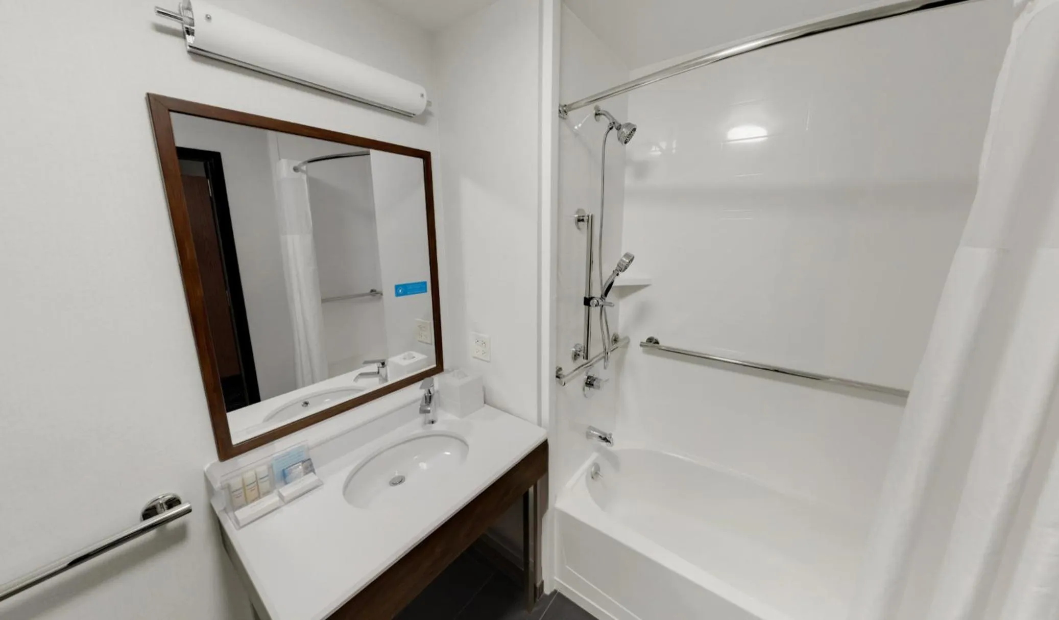 Bathroom in Hampton Inn Majestic Chicago Theatre District