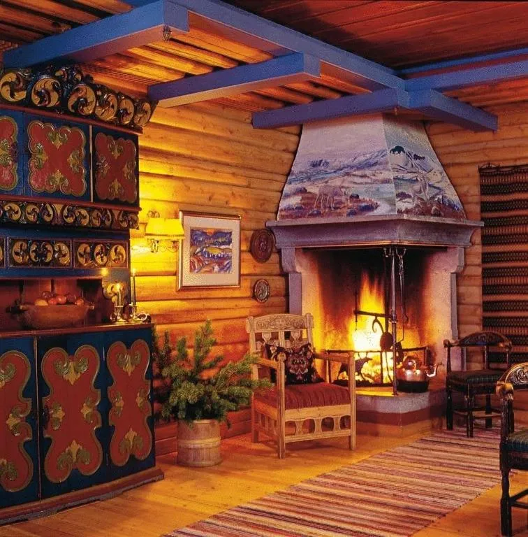 Communal lounge/ TV room in Grotli Høyfjellshotell